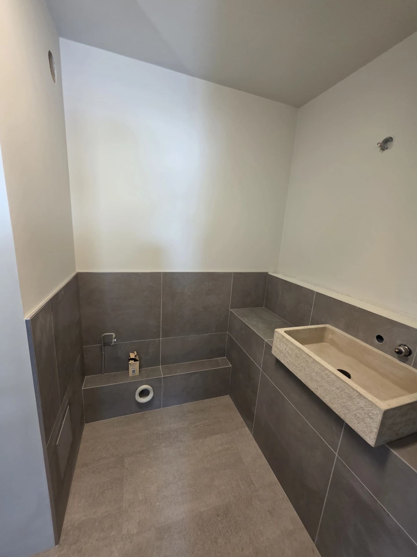 Sol posé dans la salle de bain