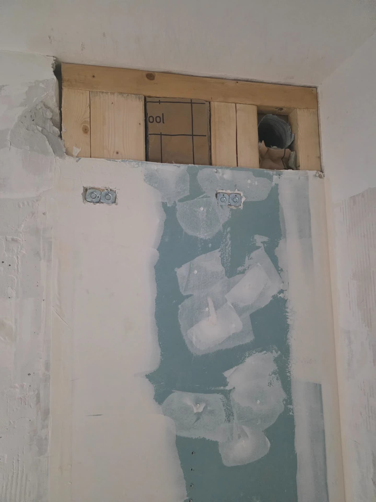 Cloison bois porteuse pour le chauffe eau suspendu