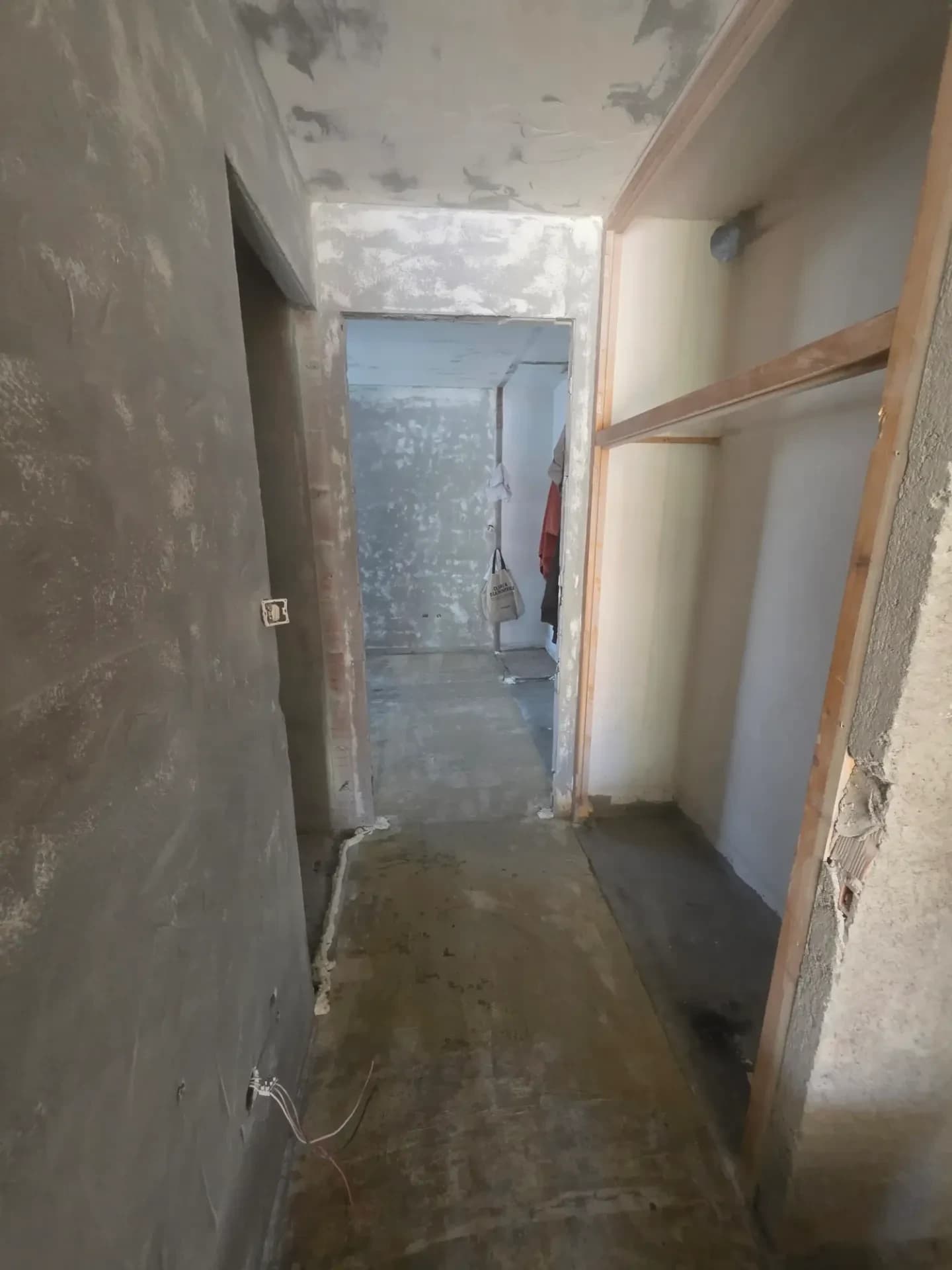 L'entrée avec le placard déposé