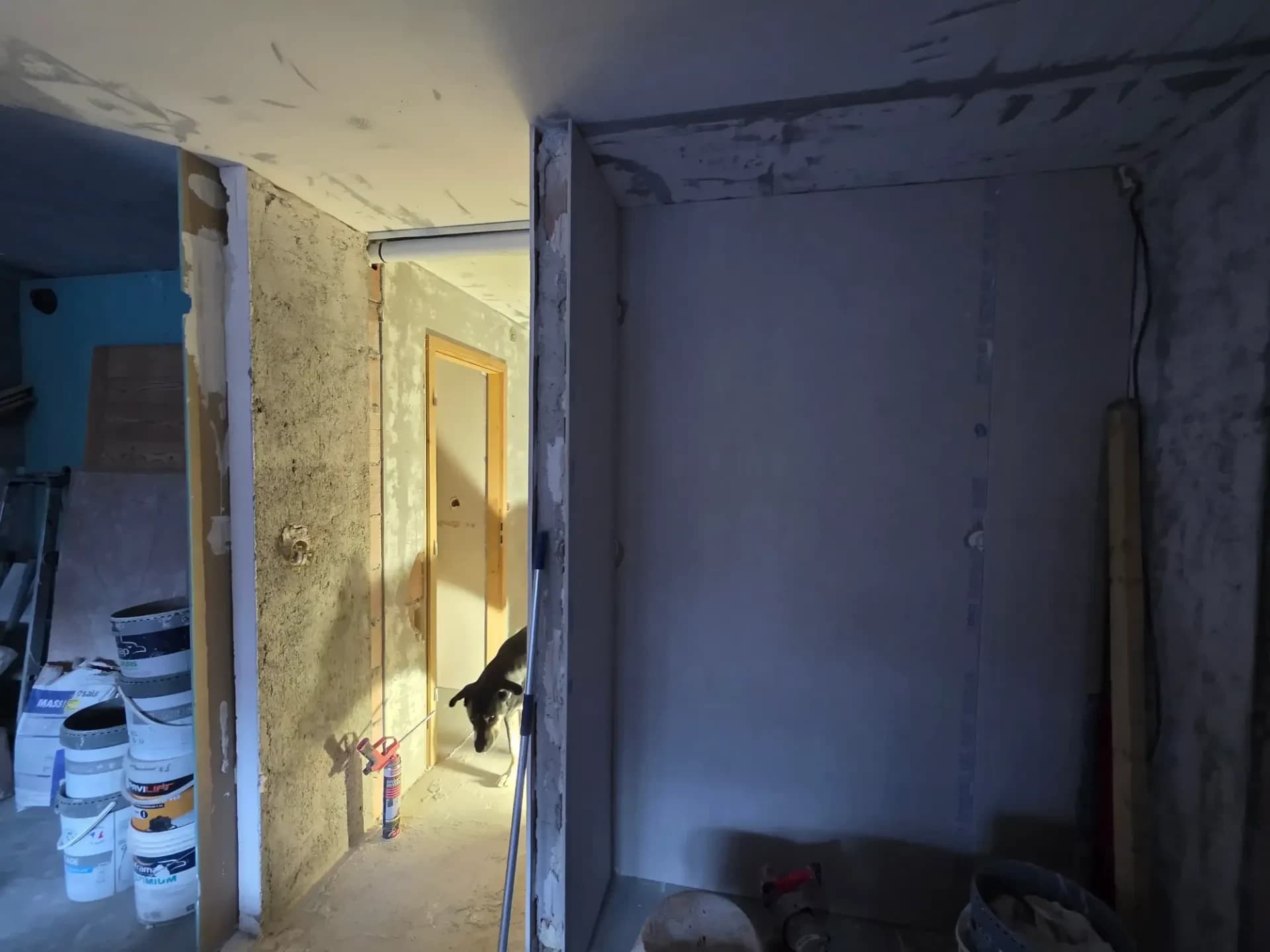 Salon à Méribel en rénovation, murs plaqués et câbles apparents.