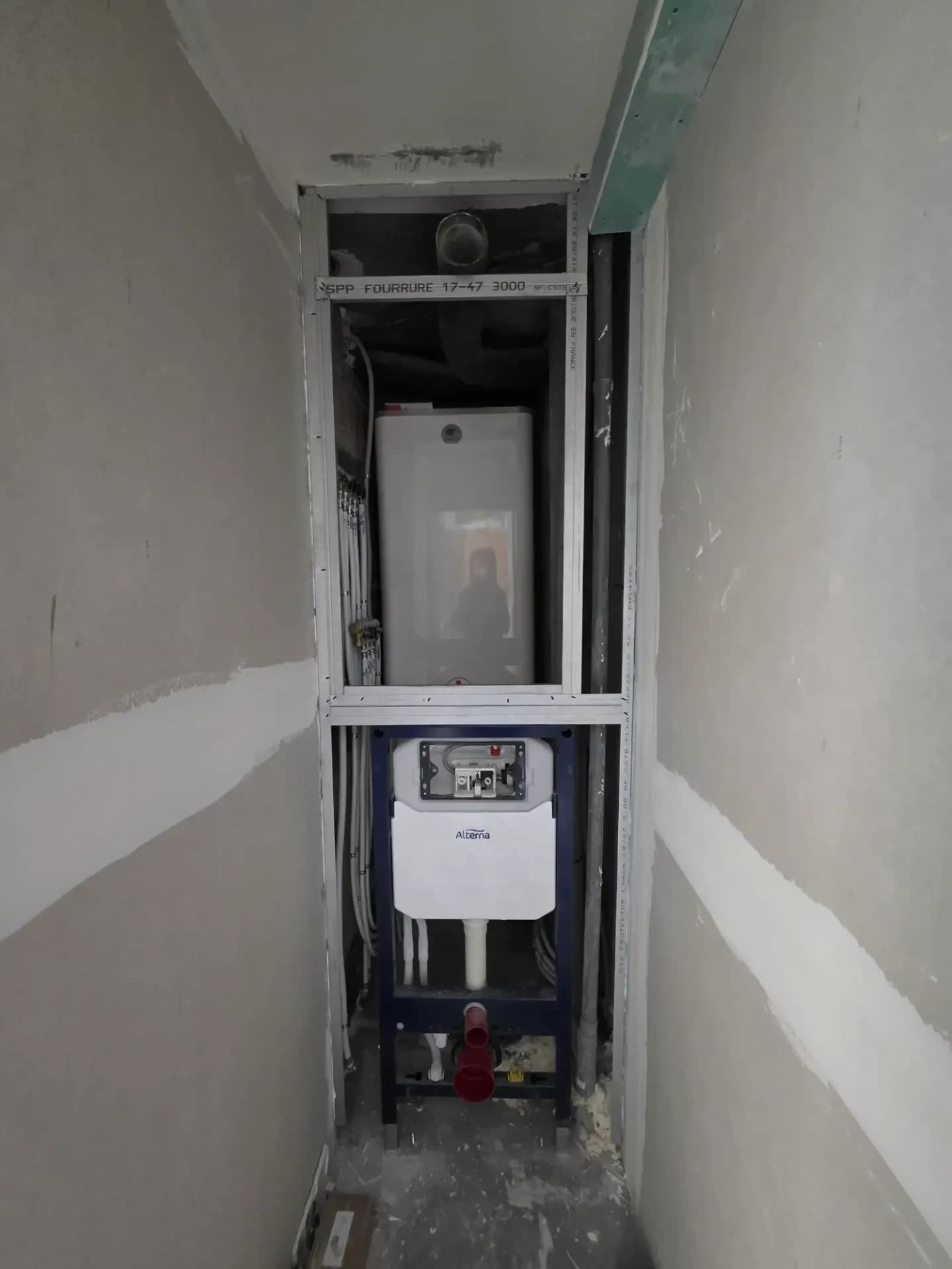 Bâti-support de wc suspendu, murs plaqués, tuyaux et mécanisme de chasse, murs en plaques de plâtre.