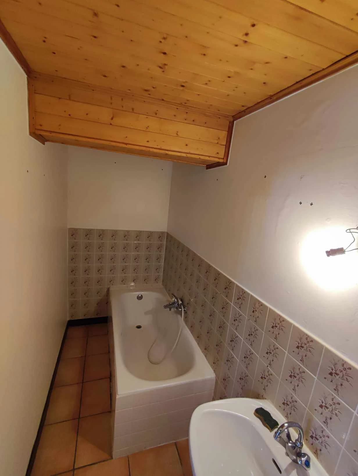 Salle de bain en teck et chêne massif à Celliers