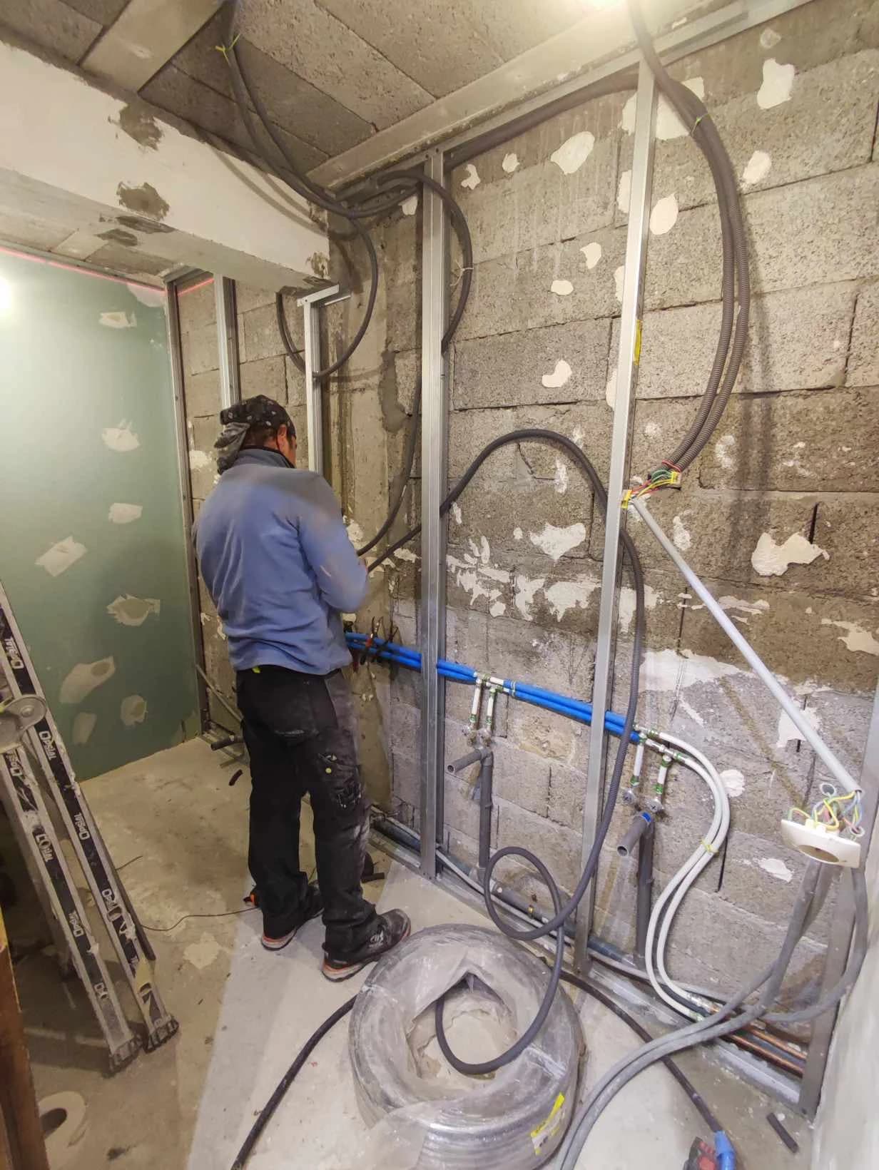Mise en place des reésaux plomberie et électricité. Plaquage du mur de gauche