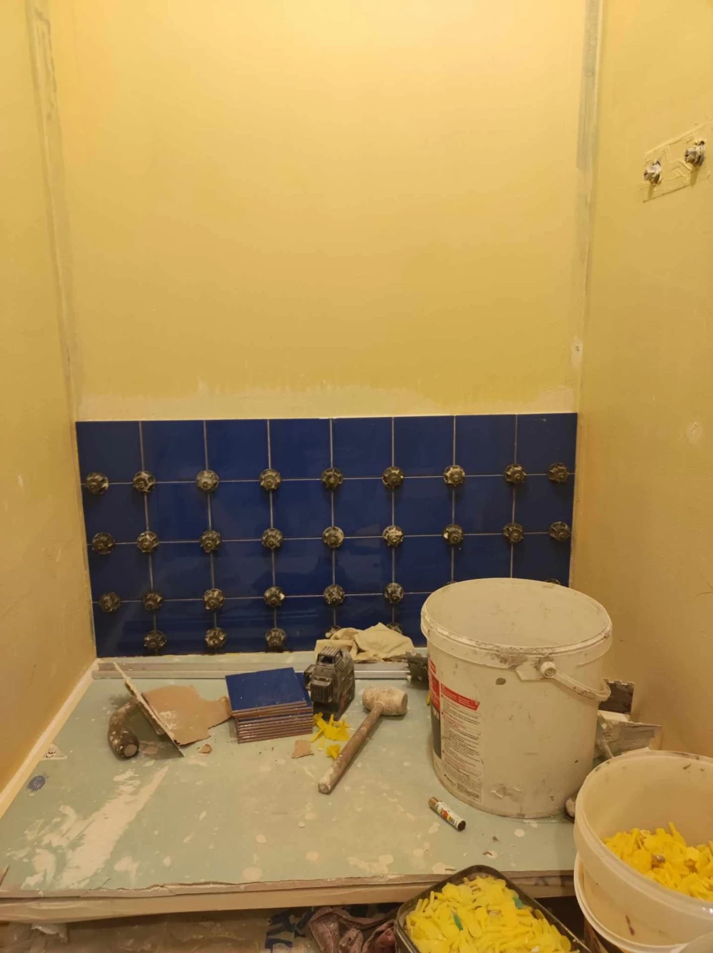 Dans la zone de douche, de petit carreaux bleus font leur apparition