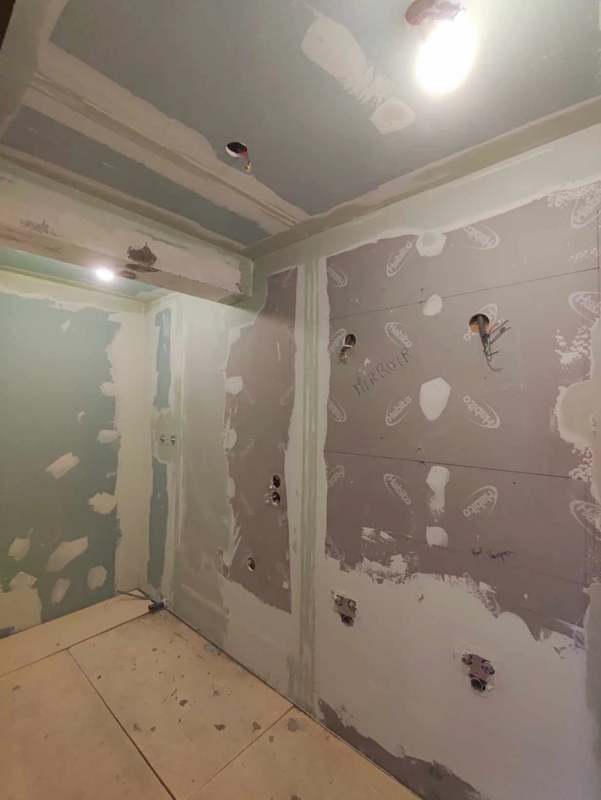 Les murs et le plafond sont plaqués