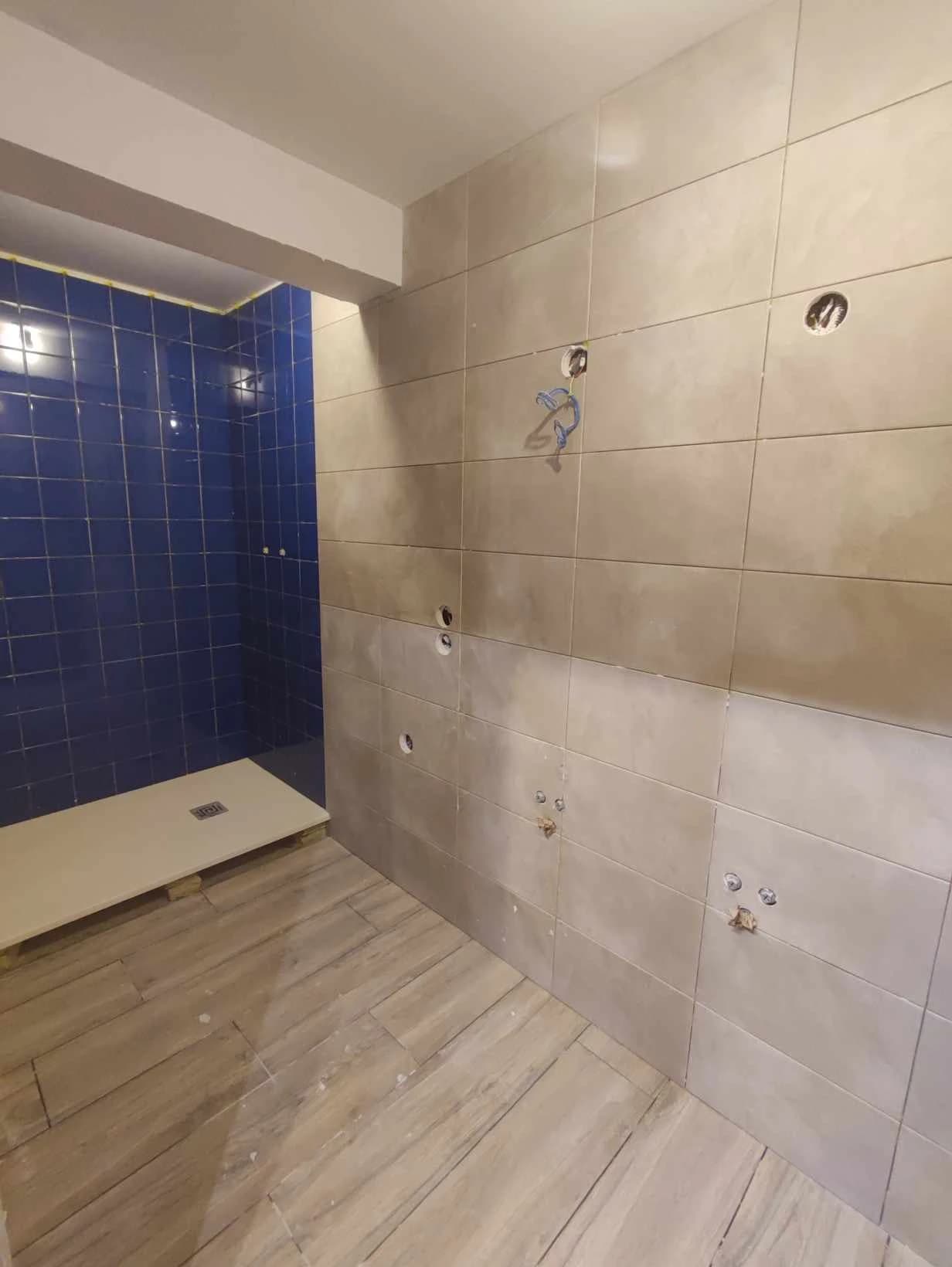 Nous pouvons réaliser les joints entre les carreaux