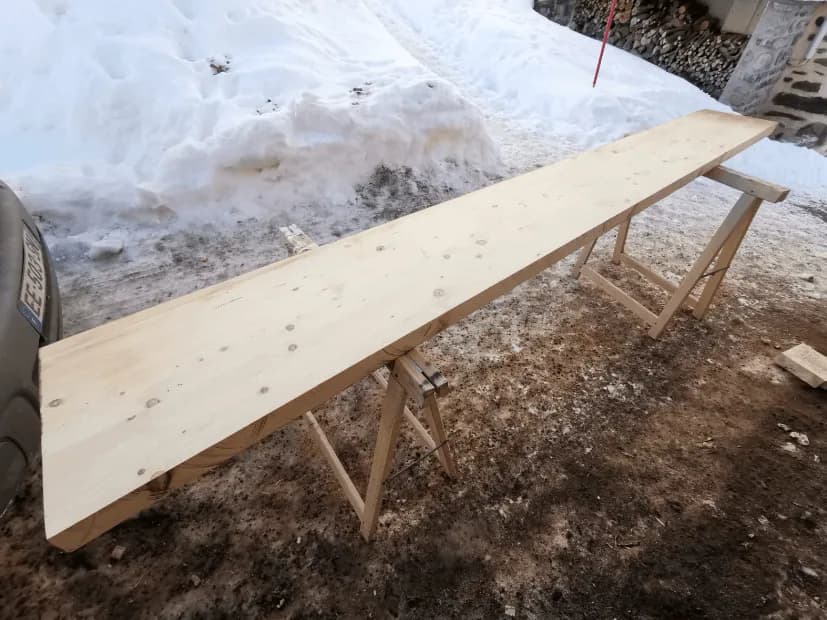 Habillage d'une banquette en vieux bois à Celliers – vue du chantier 2