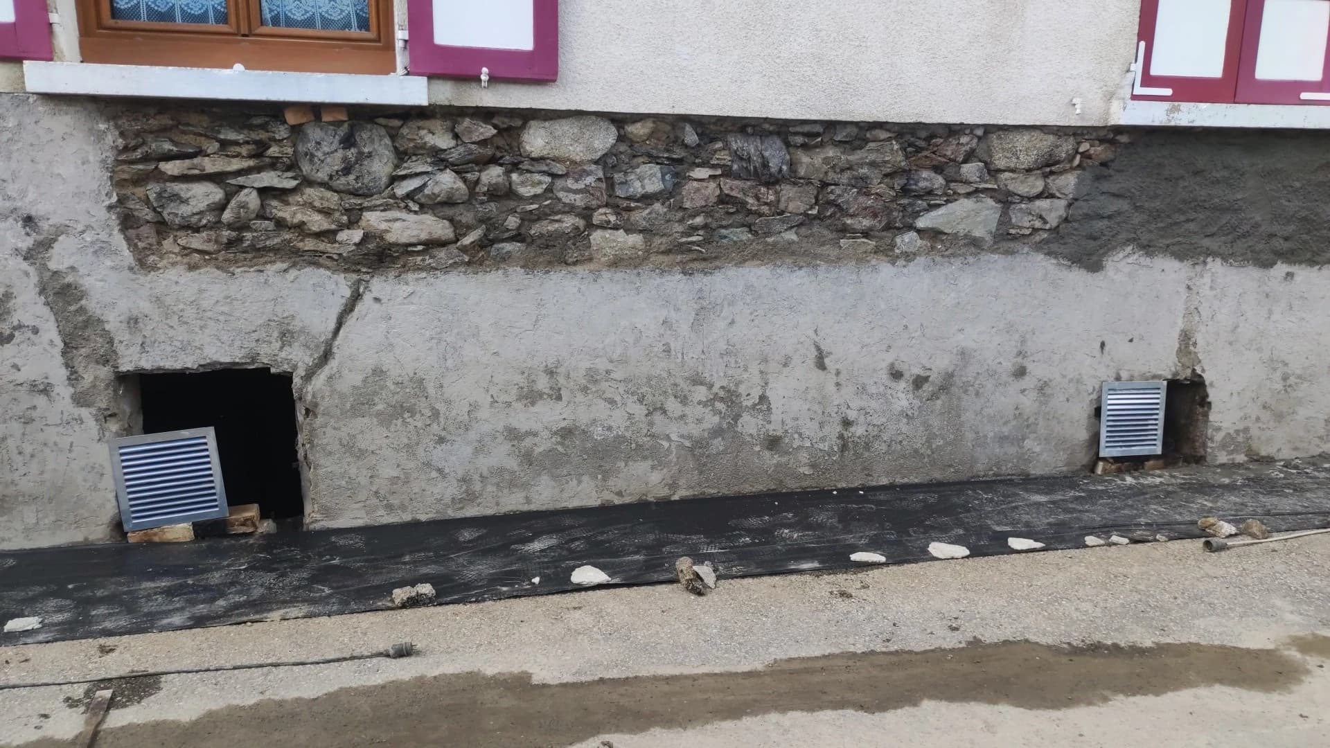 Le mortier est appliqué sur les pierre spar dessus un grillage
