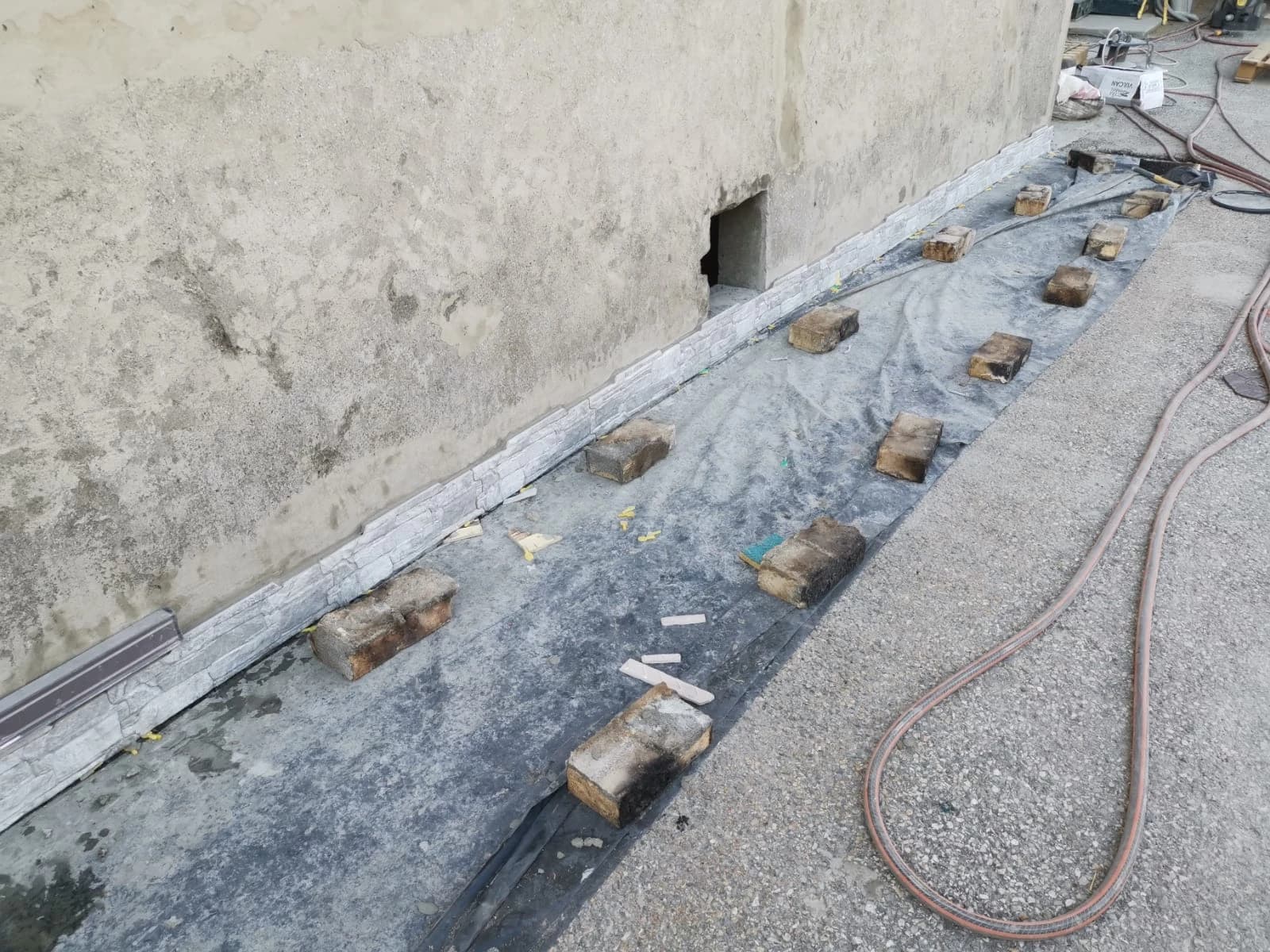 Parement exterieur imitation pierre à Bonneval – vue du chantier 12