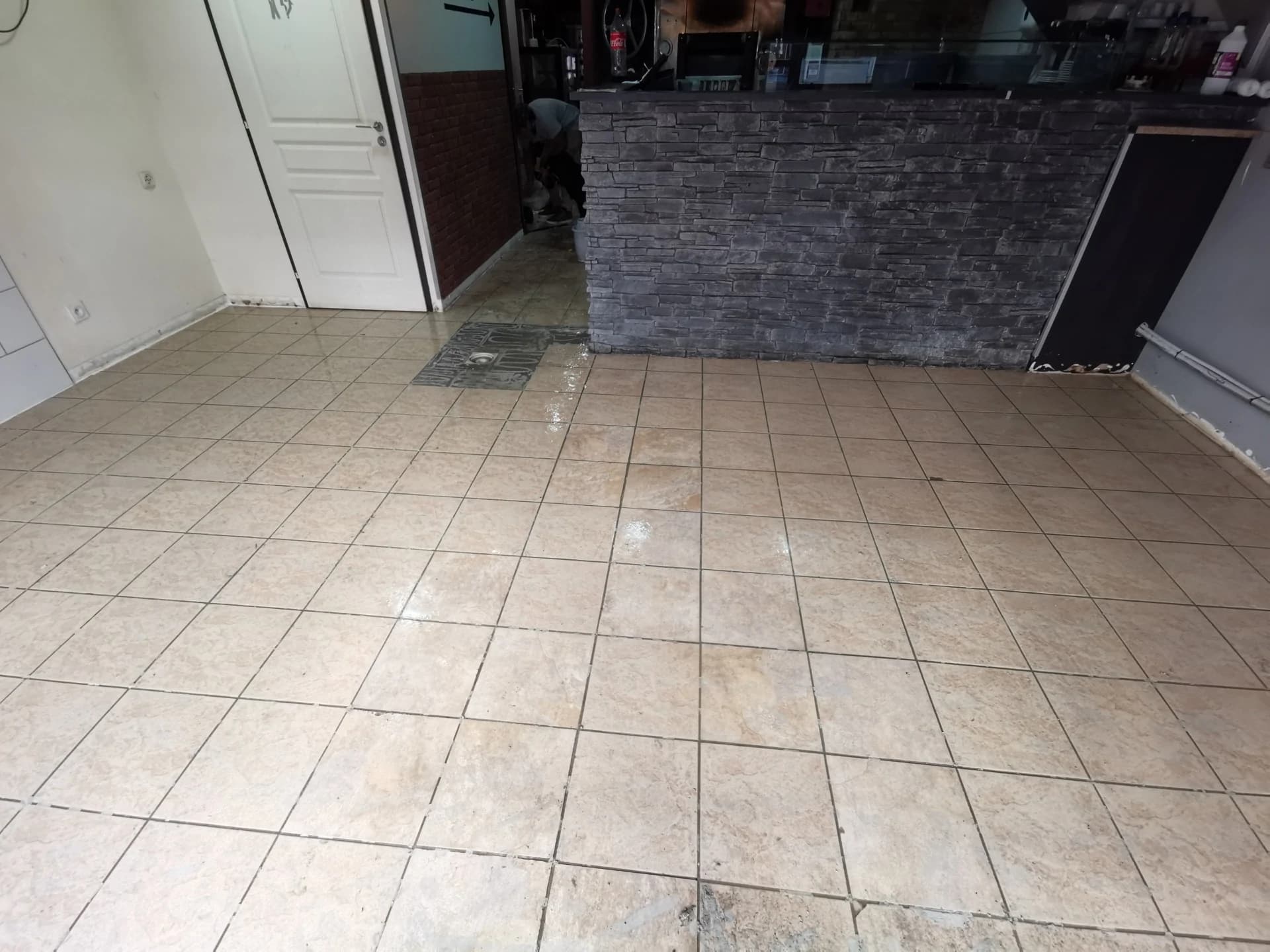 Une fois les dalles retirées, la totalité de la colle présente sur les carreaux est nettoyée