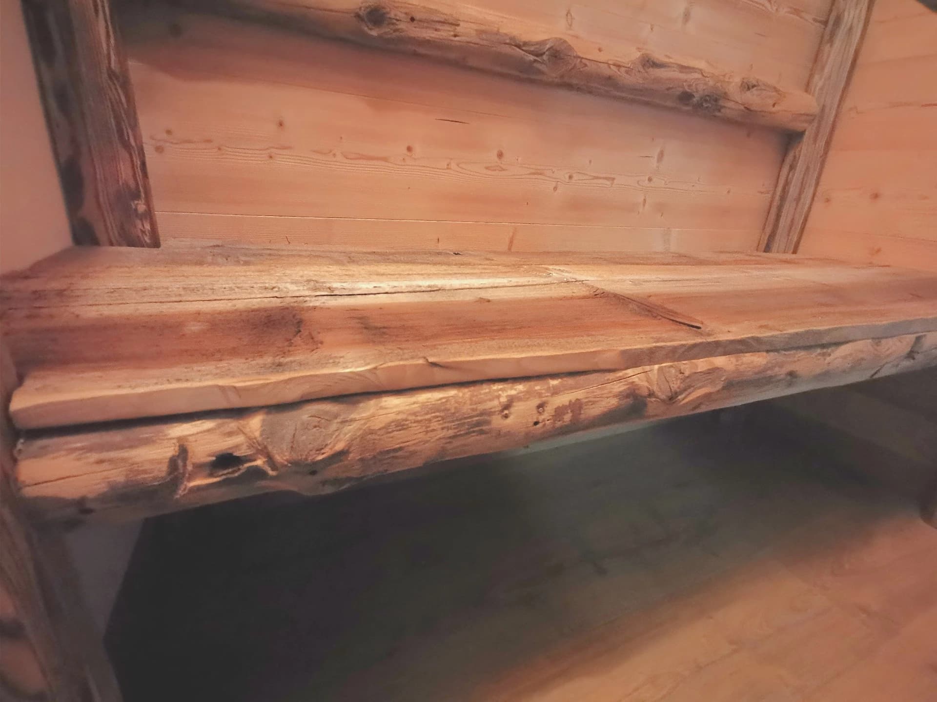 Premières planches de bardage. Le chant avant d ela planche est usinée de sorte à suivre les apsérités de la lisse
