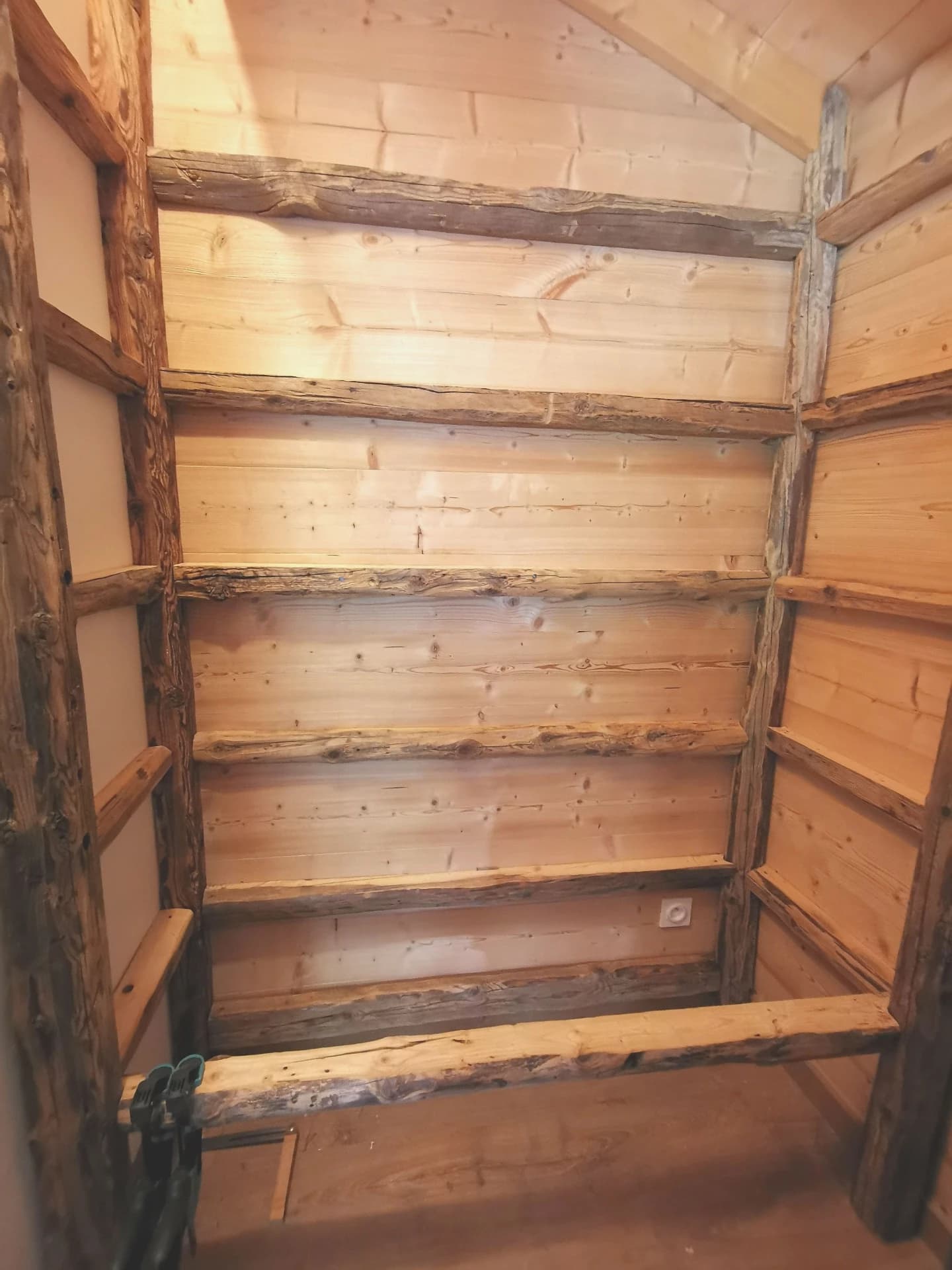 Rayonnages en vieux bois à Celliers – vue du chantier 9