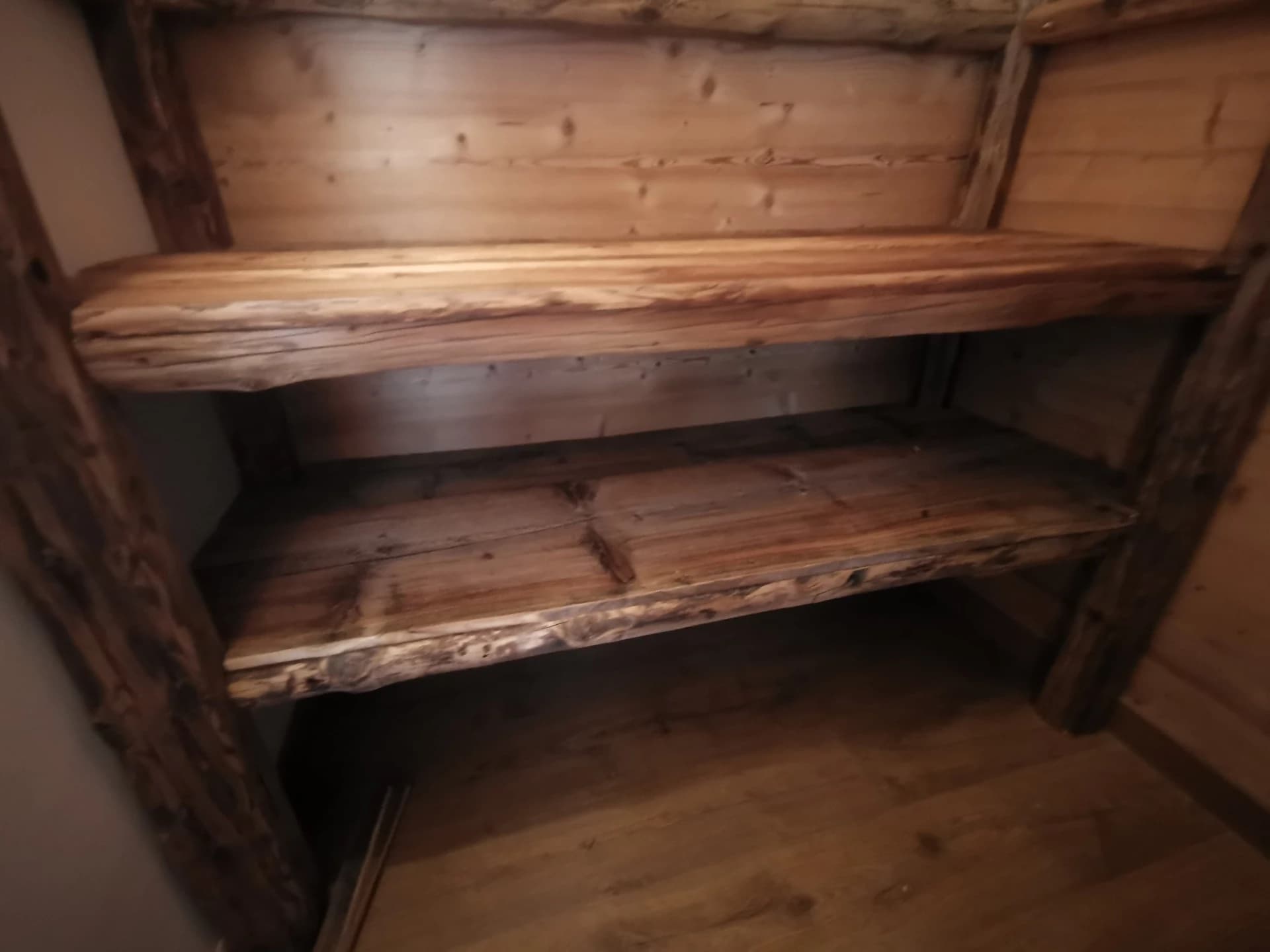 Rayonnages en vieux bois à Celliers – vue du chantier 11