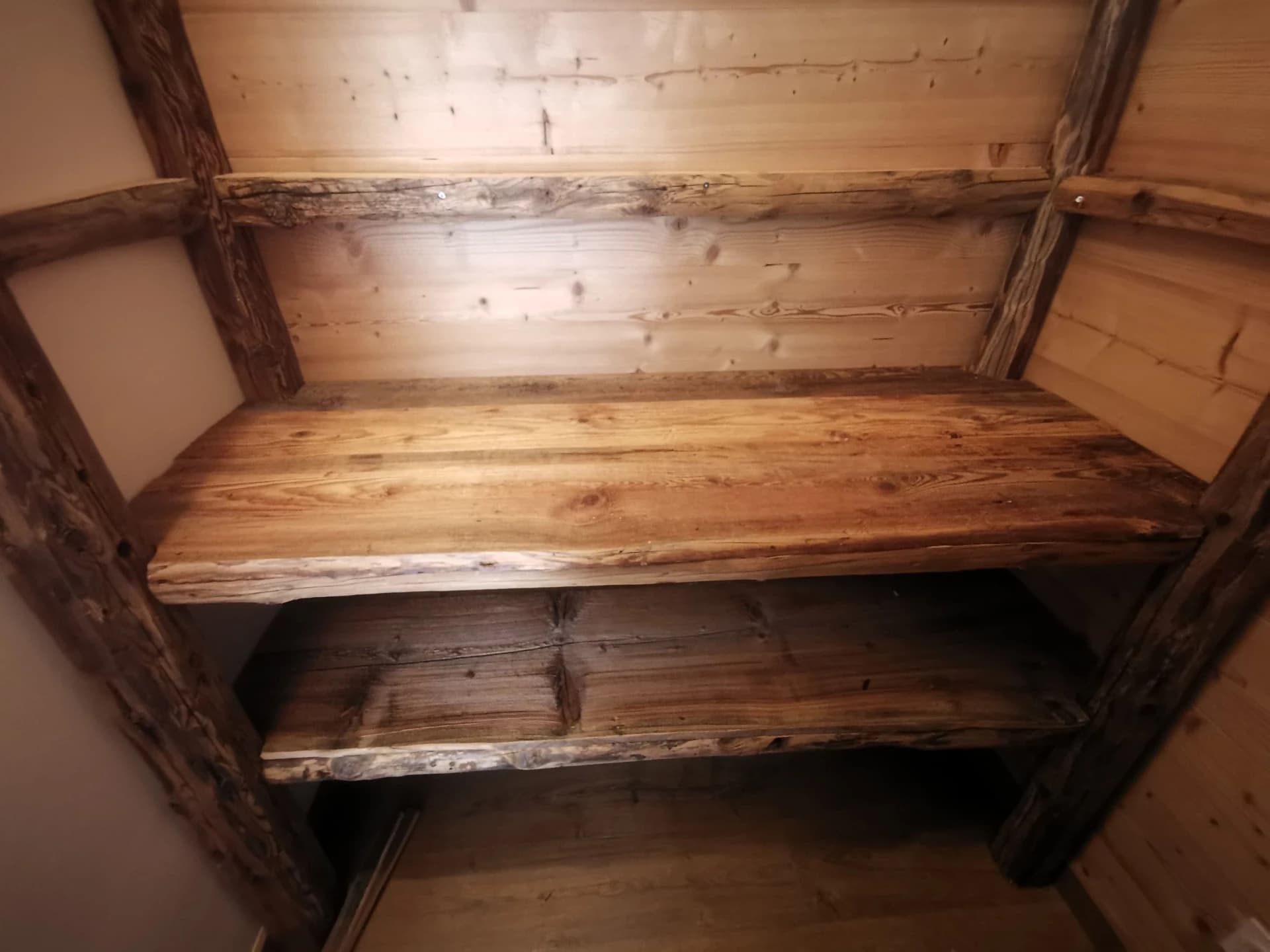 Rayonnages en vieux bois à Celliers – vue du chantier 12