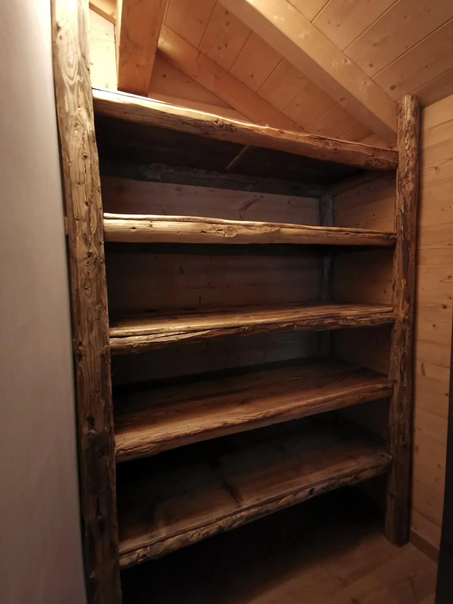 Rayonnages en vieux bois à Celliers – vue du chantier 19