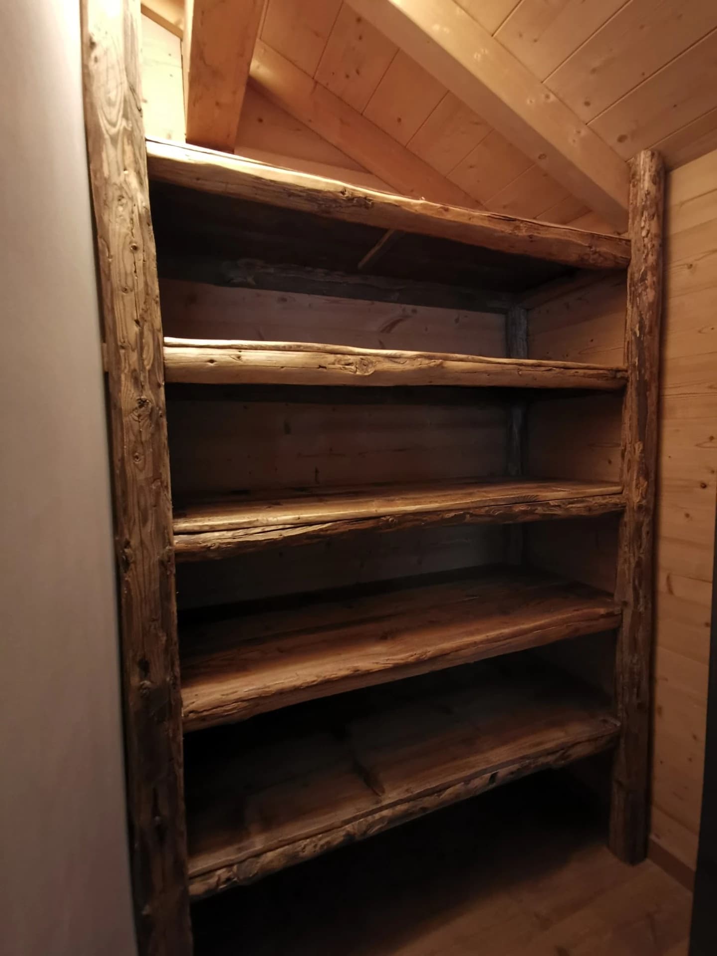 Rayonnages en vieux bois à Celliers – vue du chantier 15