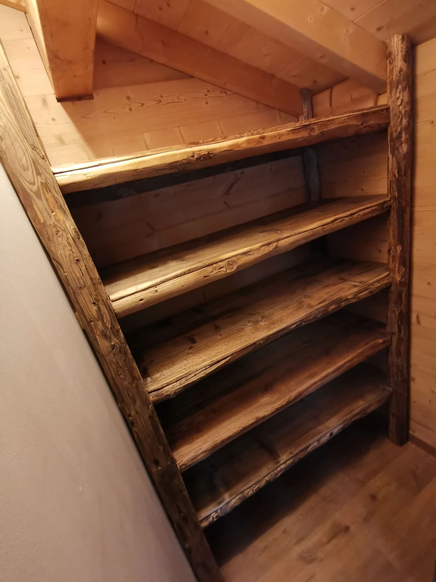 Rayonnages en vieux bois à Celliers – vue du chantier 16