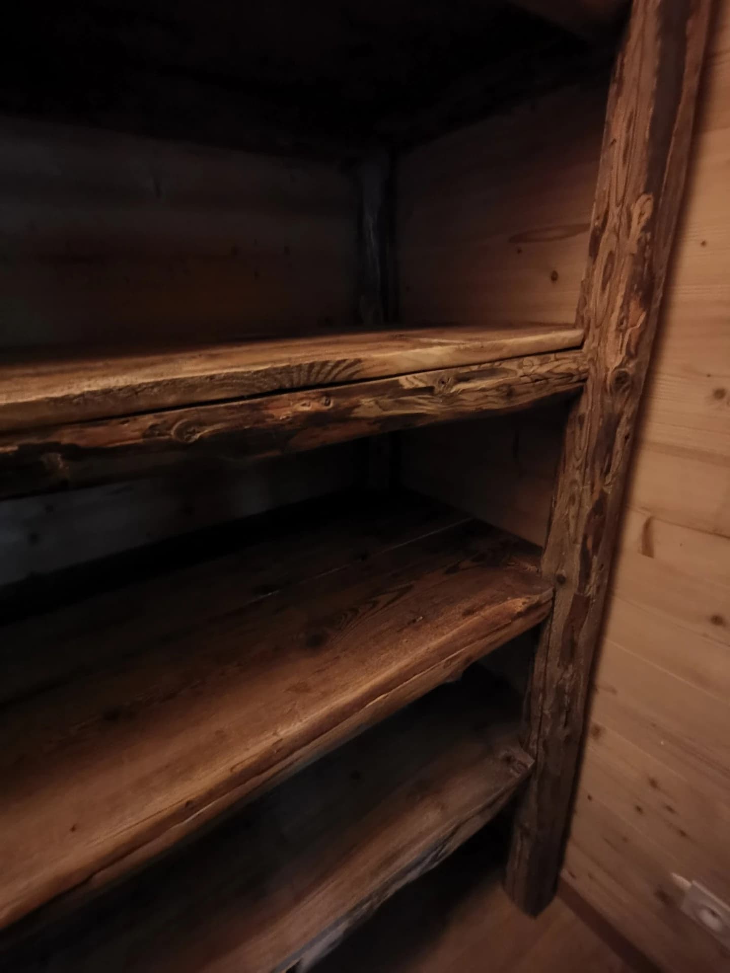 Rayonnages en vieux bois à Celliers – vue du chantier 13