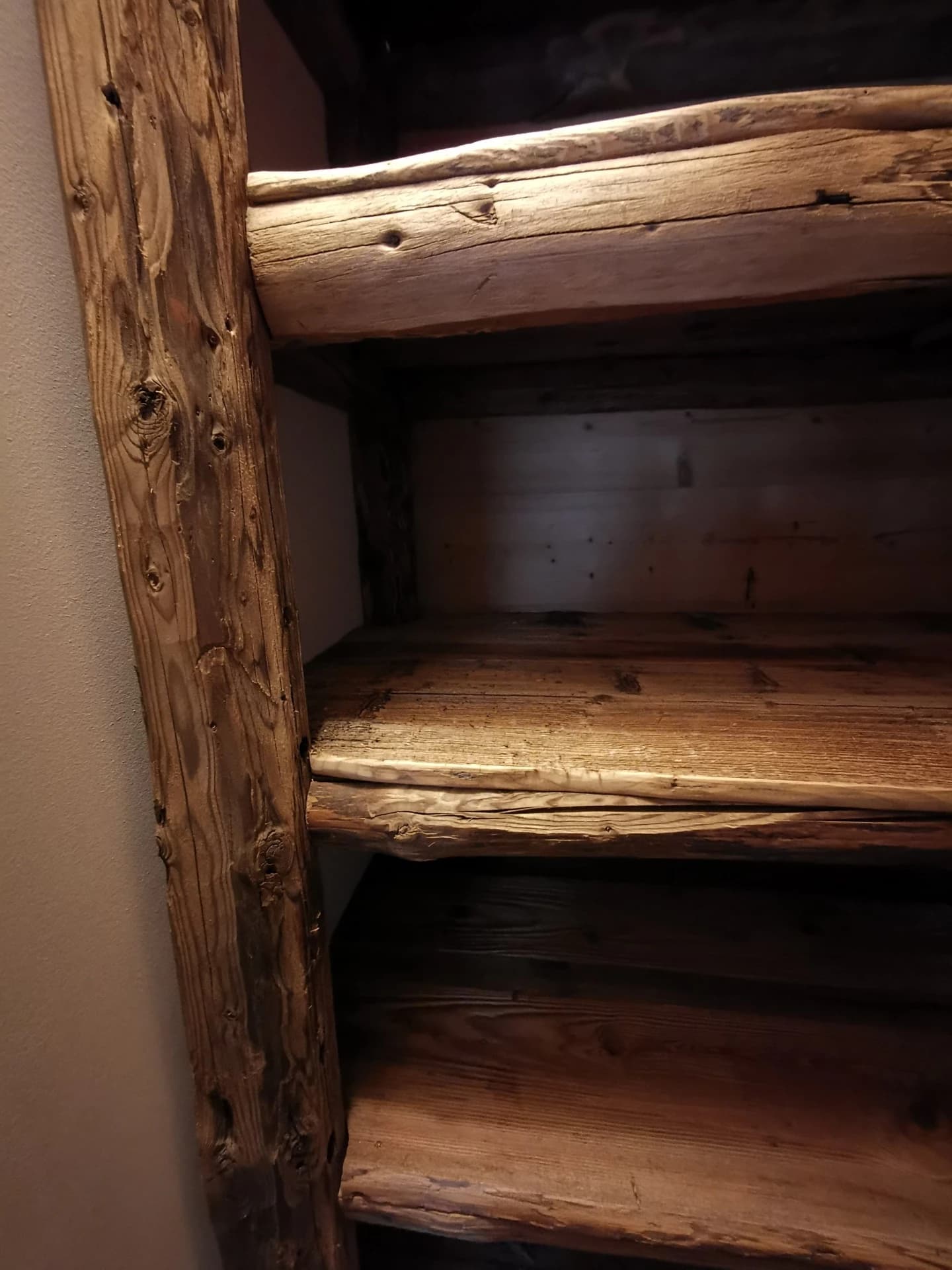 Rayonnages en vieux bois à Celliers – vue du chantier 14
