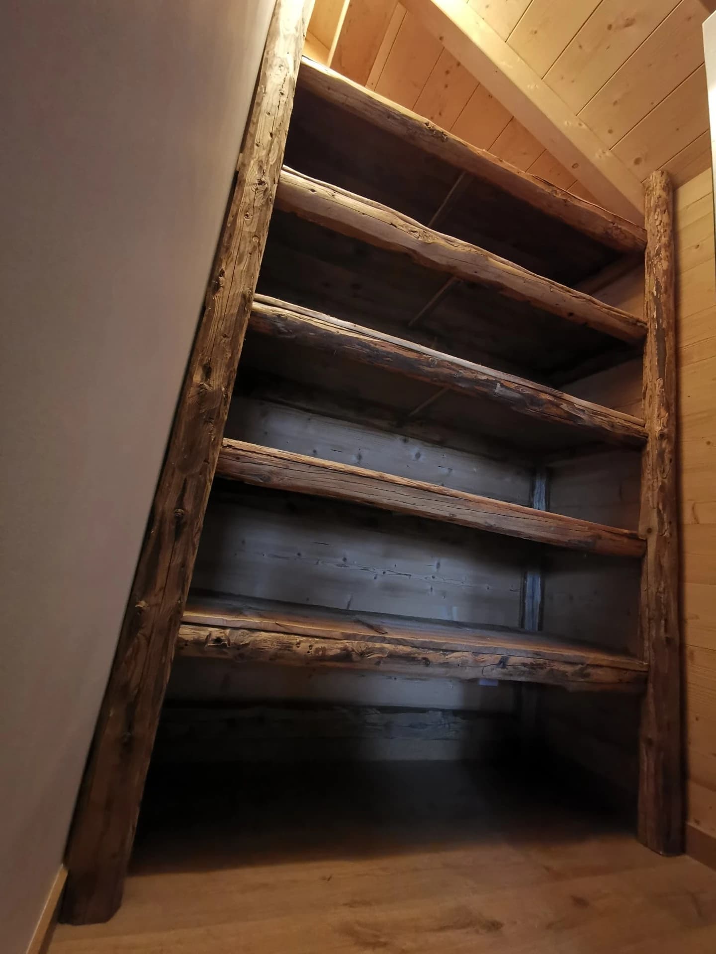 Rayonnages en vieux bois à Celliers – vue du chantier 18