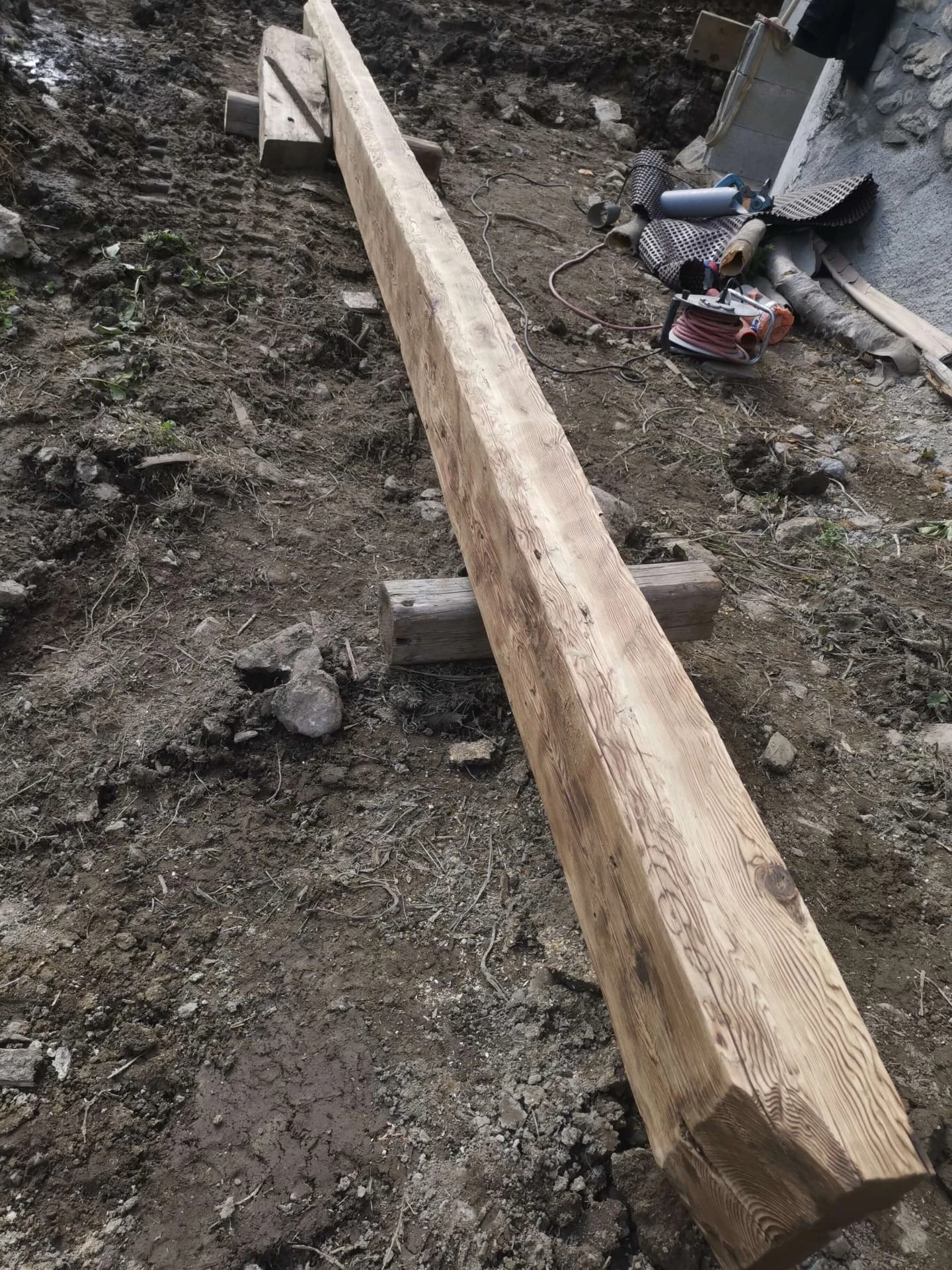 Habillage de volets roulants en vieux bois à Celliers – vue du chantier 12