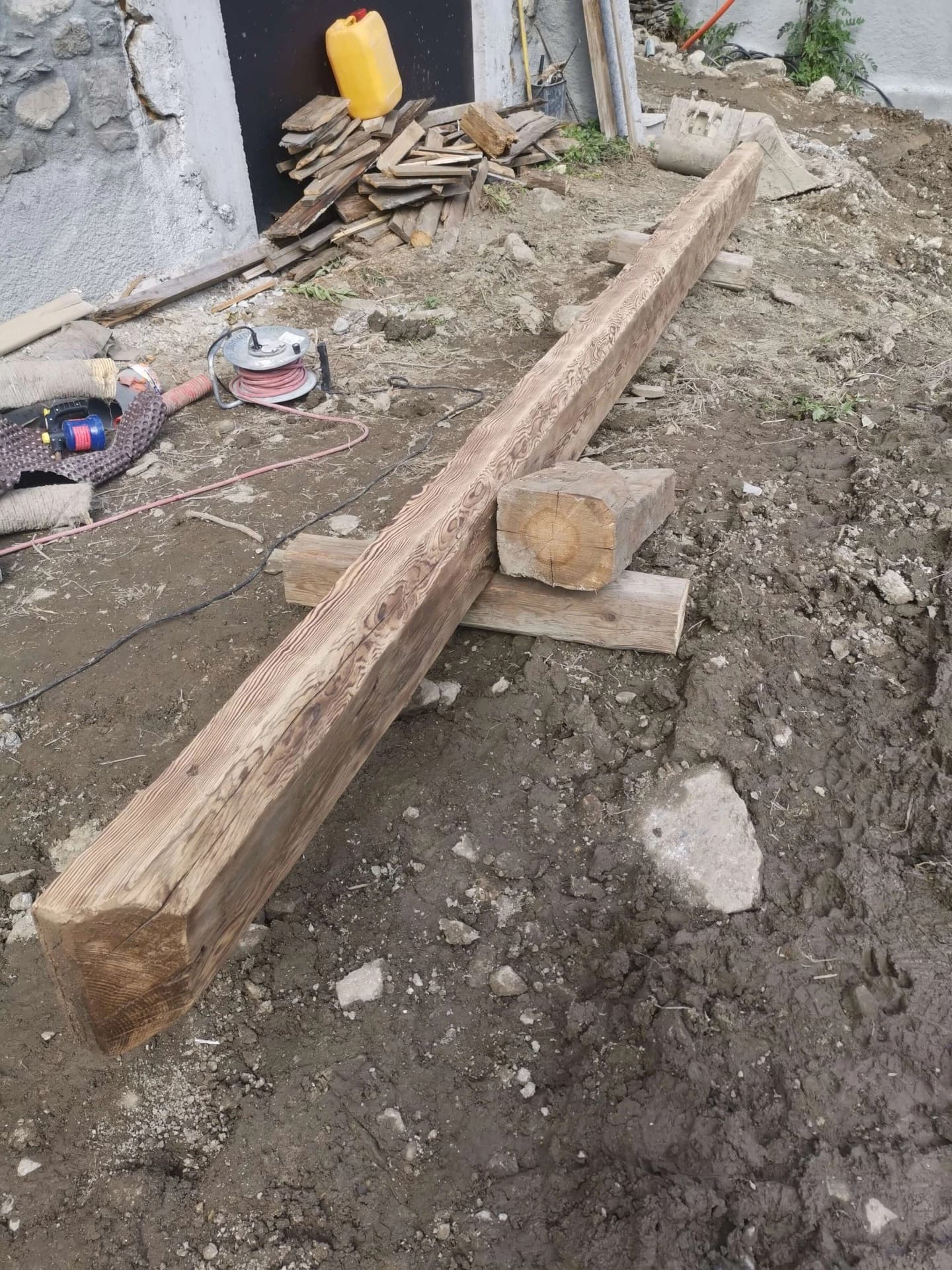Habillage de volets roulants en vieux bois à Celliers – vue du chantier 13