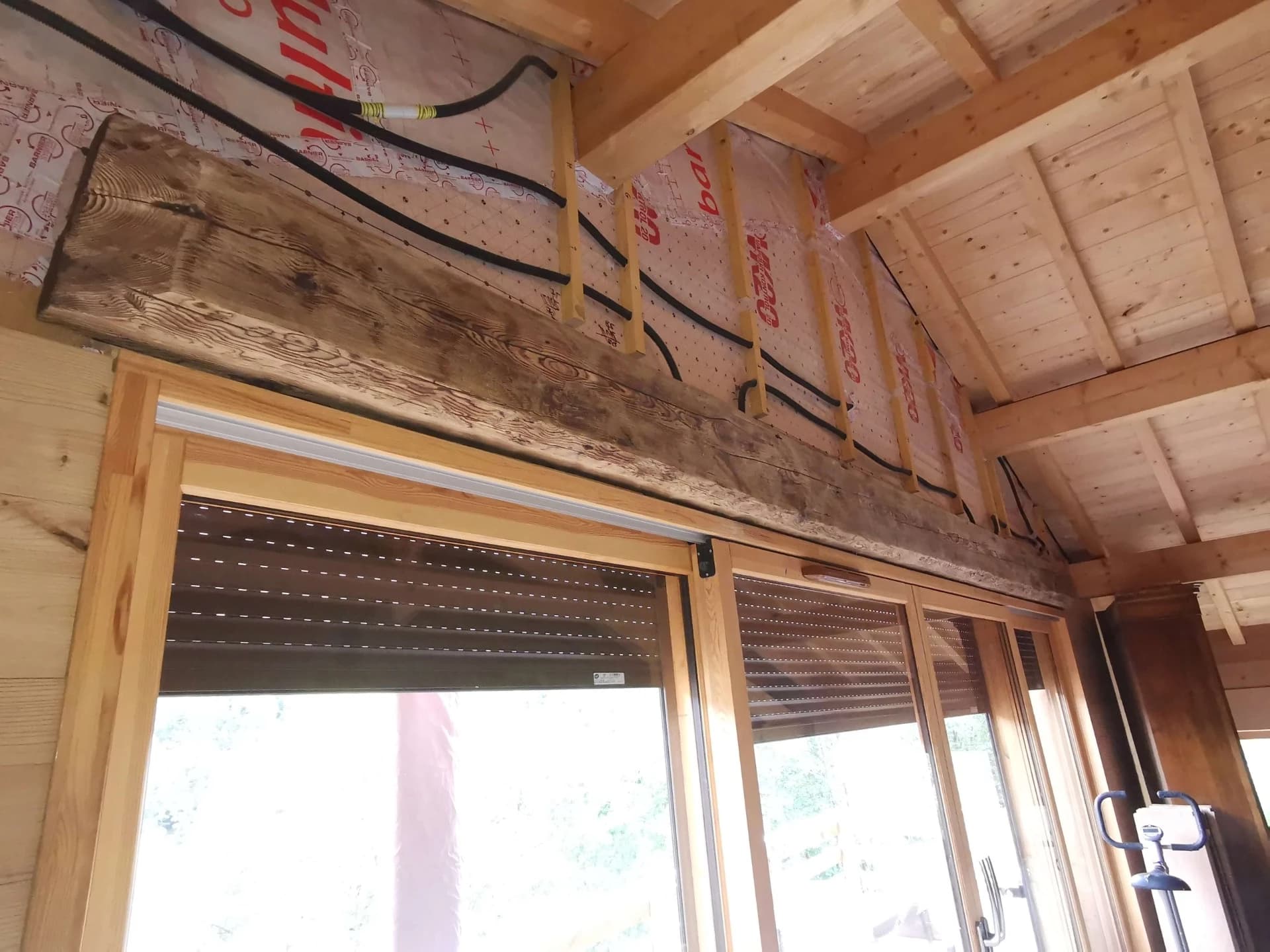 Habillage de volets roulants en vieux bois à Celliers – vue du chantier 15