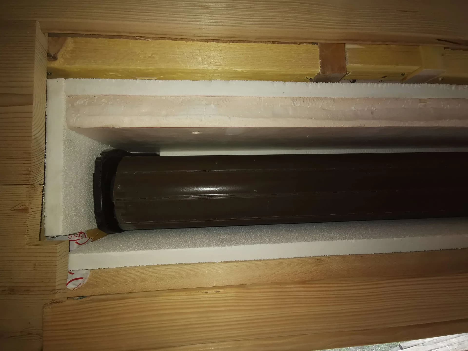 Habillage de volets roulants en vieux bois à Celliers – vue du chantier 3