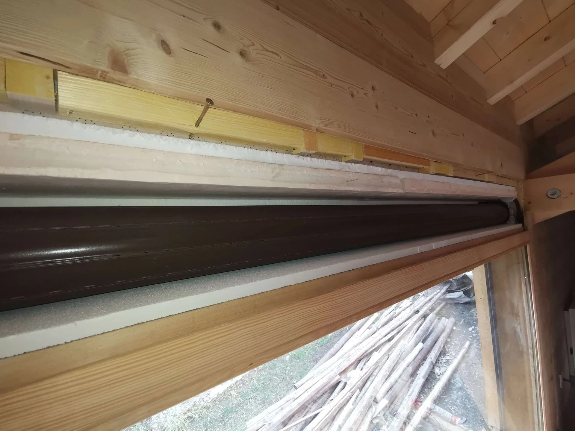 Habillage de volets roulants en vieux bois à Celliers – vue du chantier 4