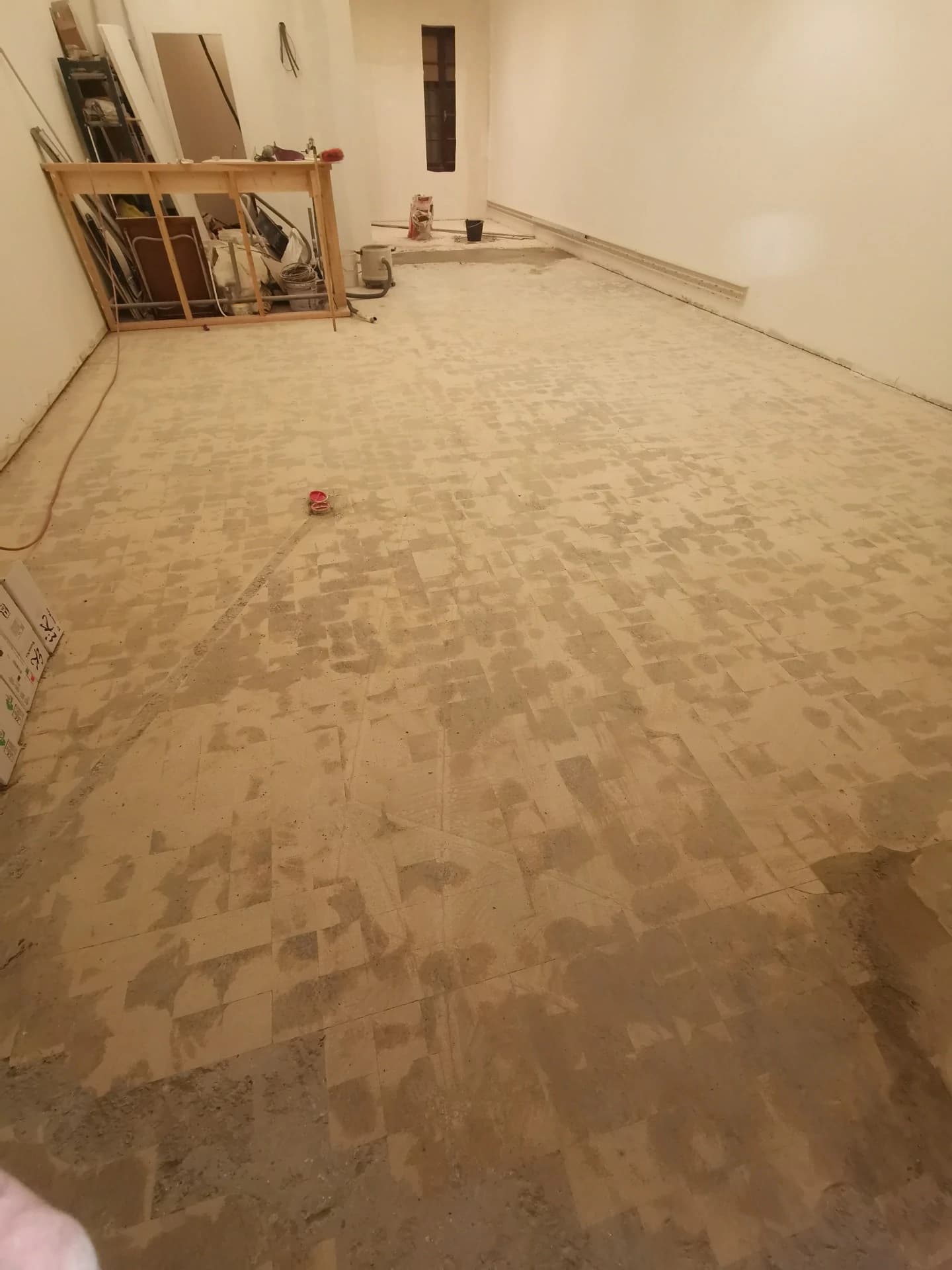 Nous retrouvons l'ancien carrelage