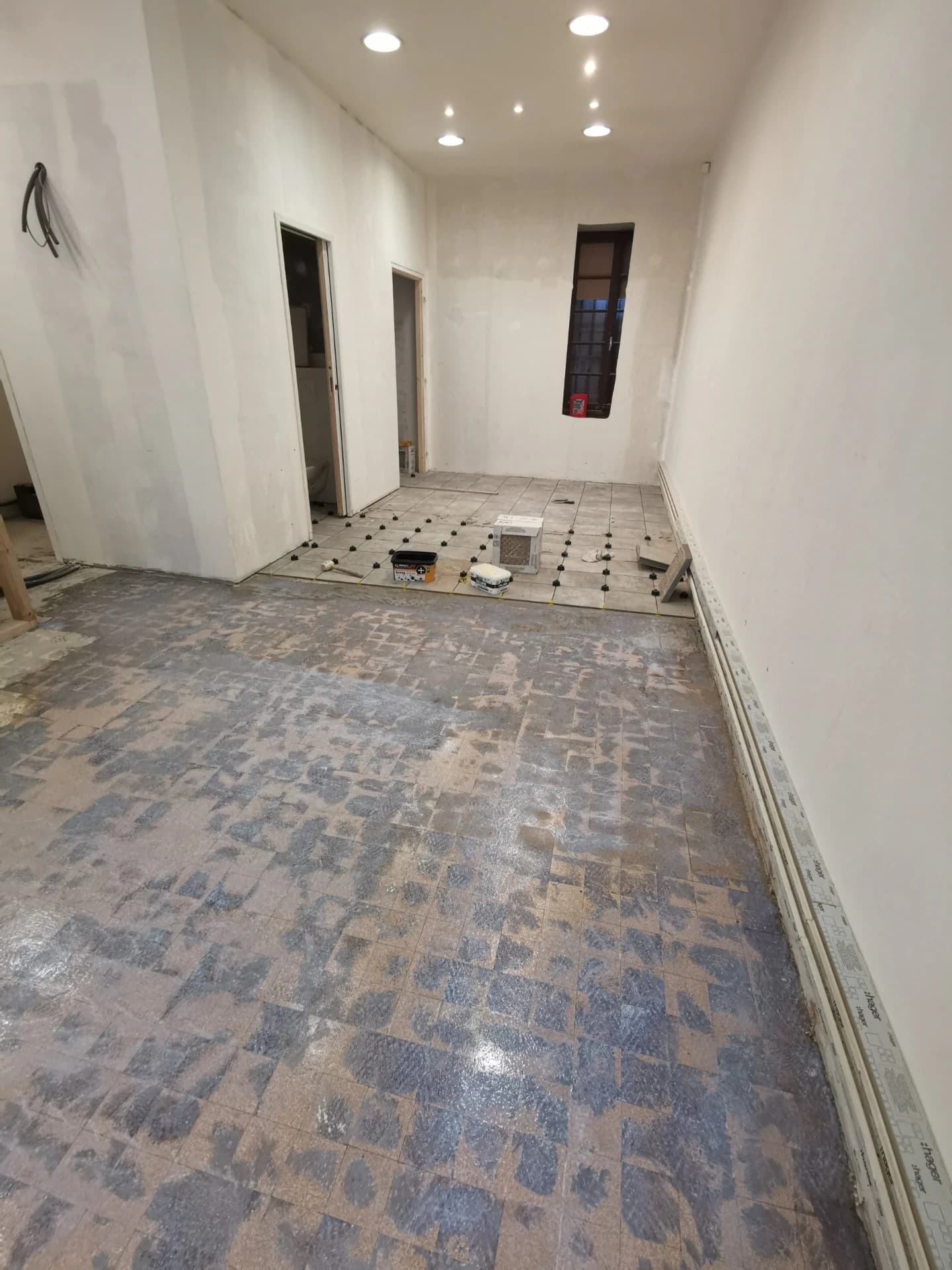Début du carrelage, primarisation des surfaces avant encollage