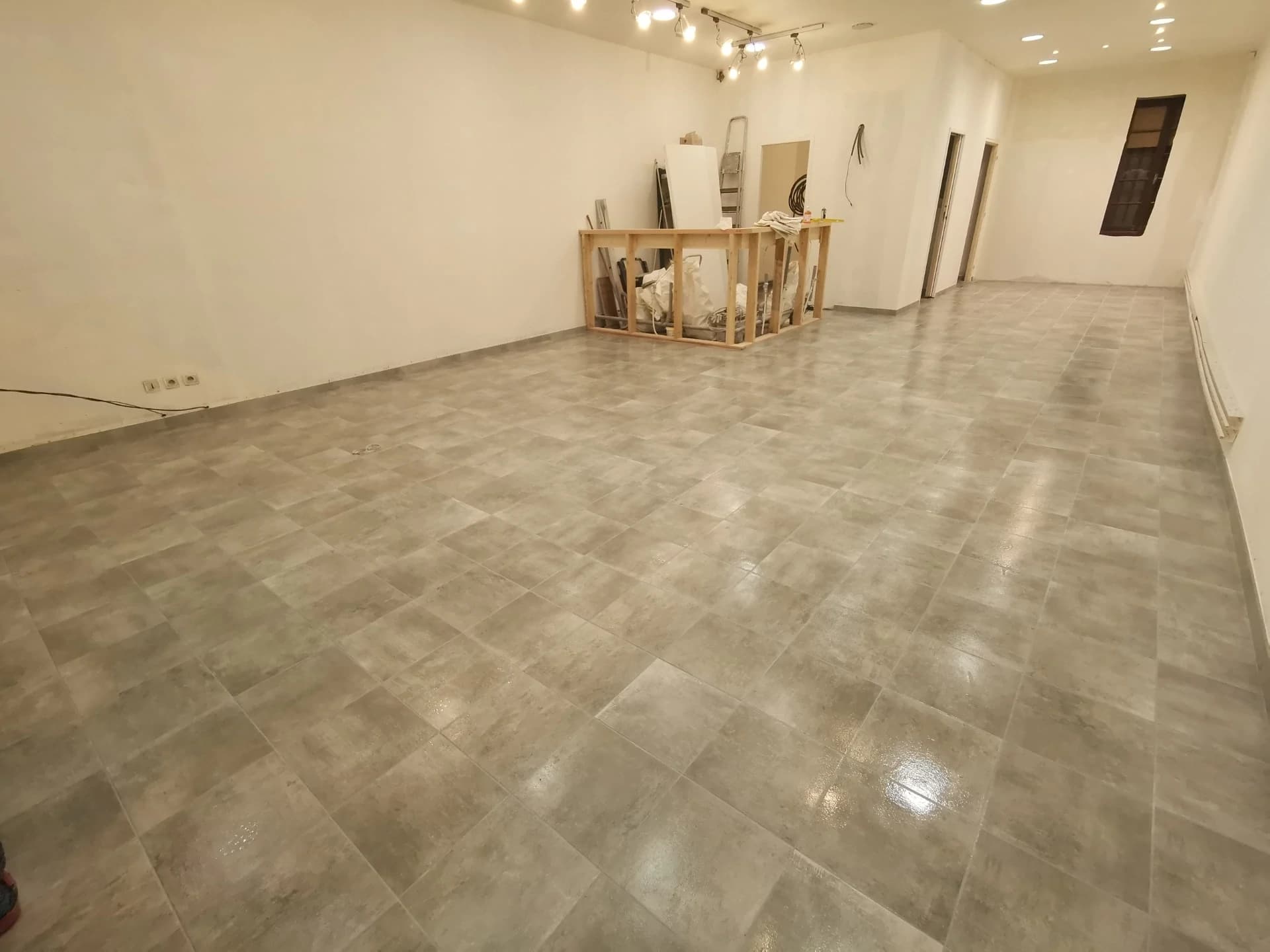 L'ensemble des carreaux ainsi que les plinthes sont soigneusement nettoyés