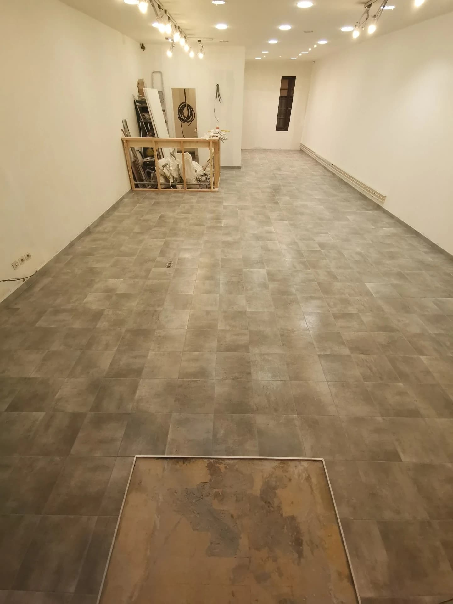 Une réservation délimitée par des baguettes inox est créée pour le futur tapis