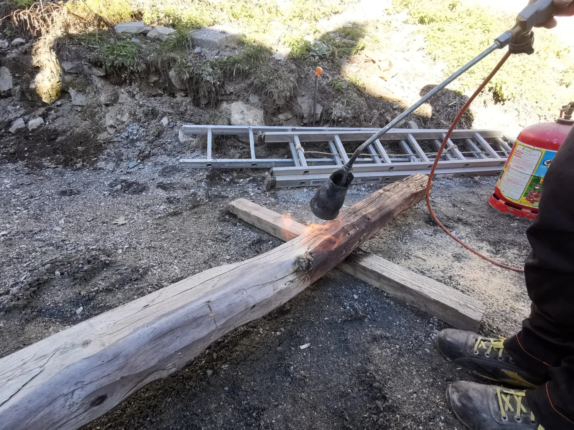 Pour réaliser les consoles sur poteaux, nous utilisons du vieux bois de charpente. Ce dernier est brulé puis brossé