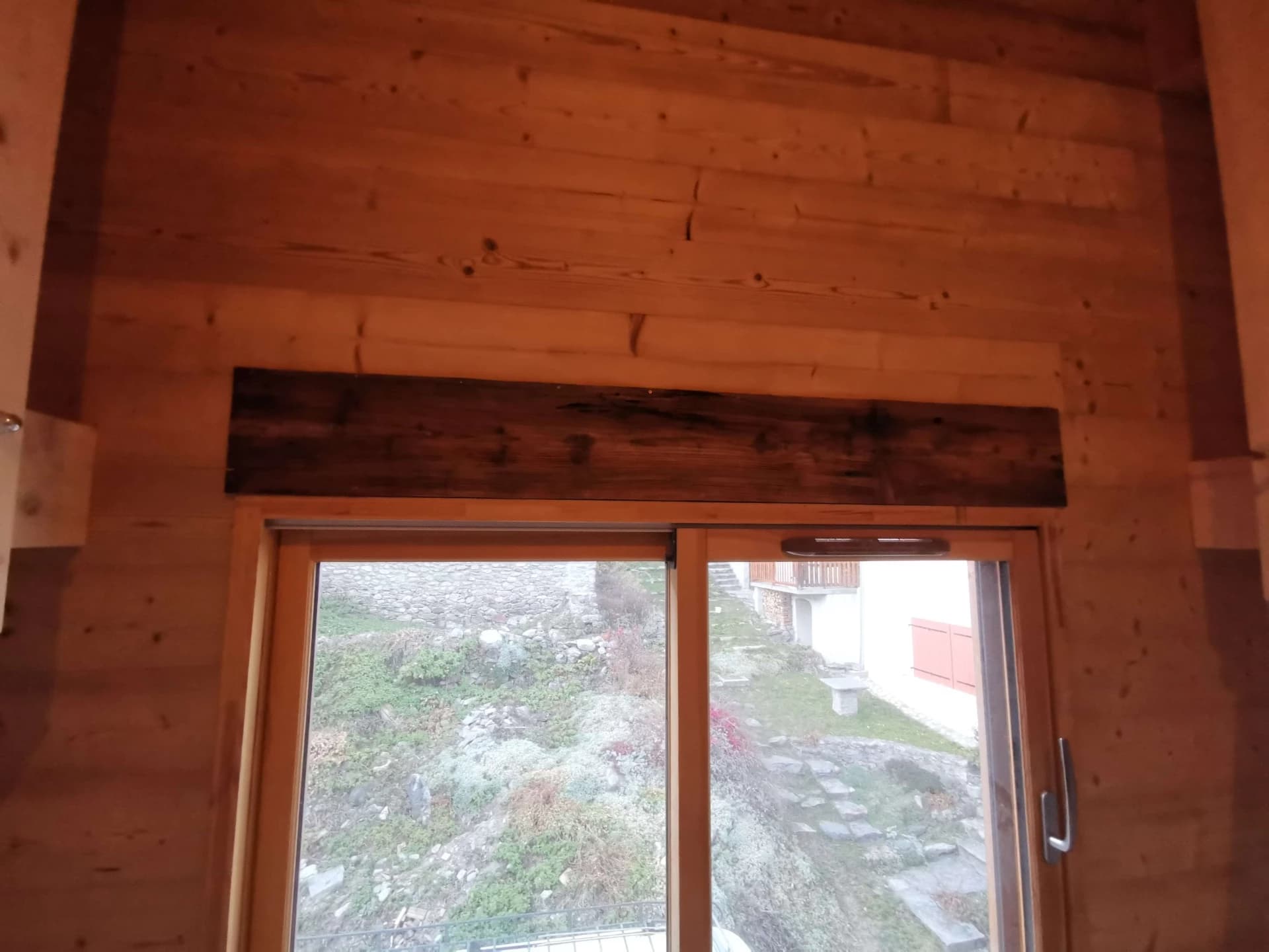 Habillage de volets roulants en vieux bois à Celliers – vue du chantier 17