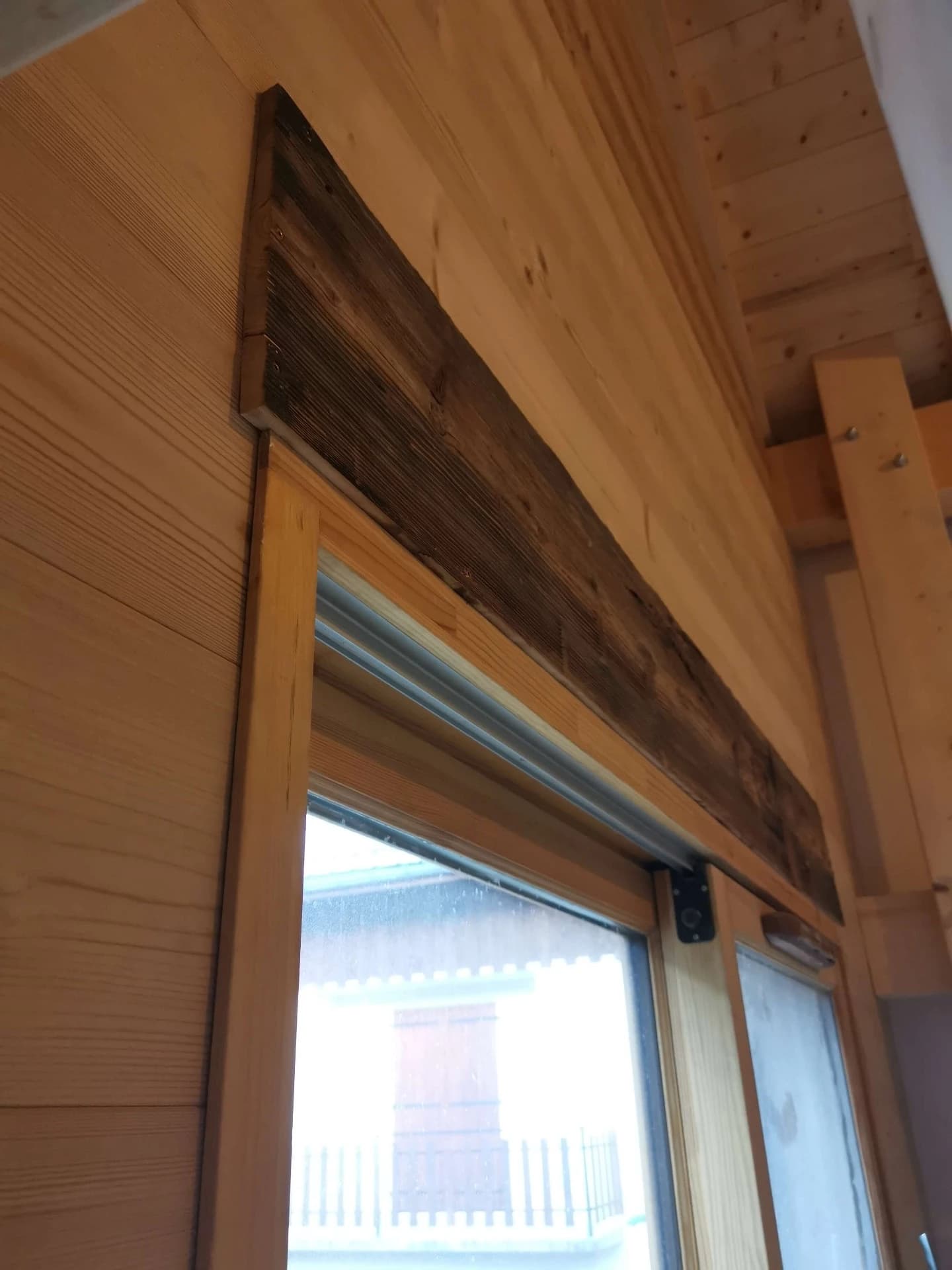 Habillage de volets roulants en vieux bois à Celliers – vue du chantier 18