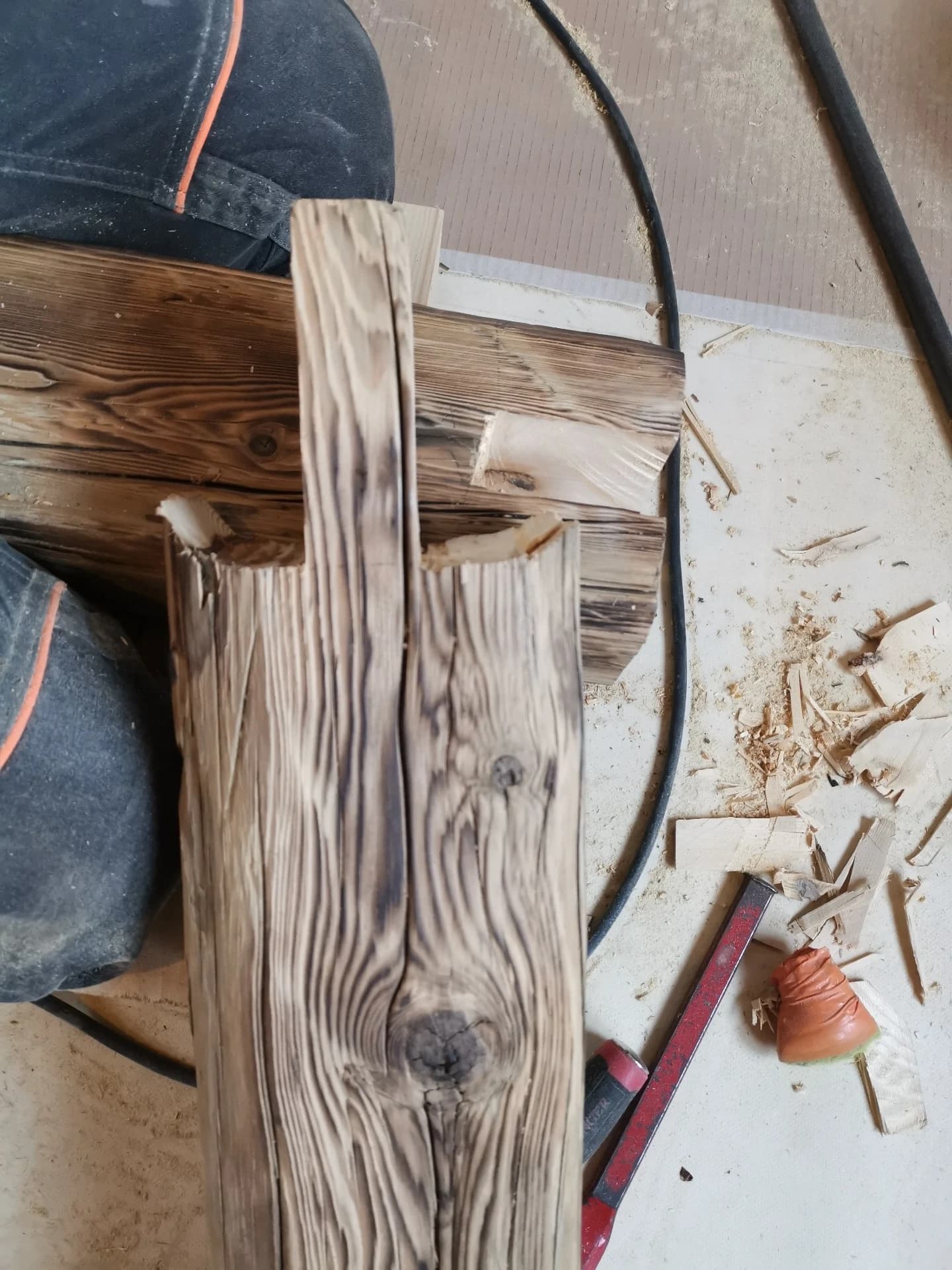 Détail d'usinage d'un assemblage tenon-mortaise sur le vieux bois