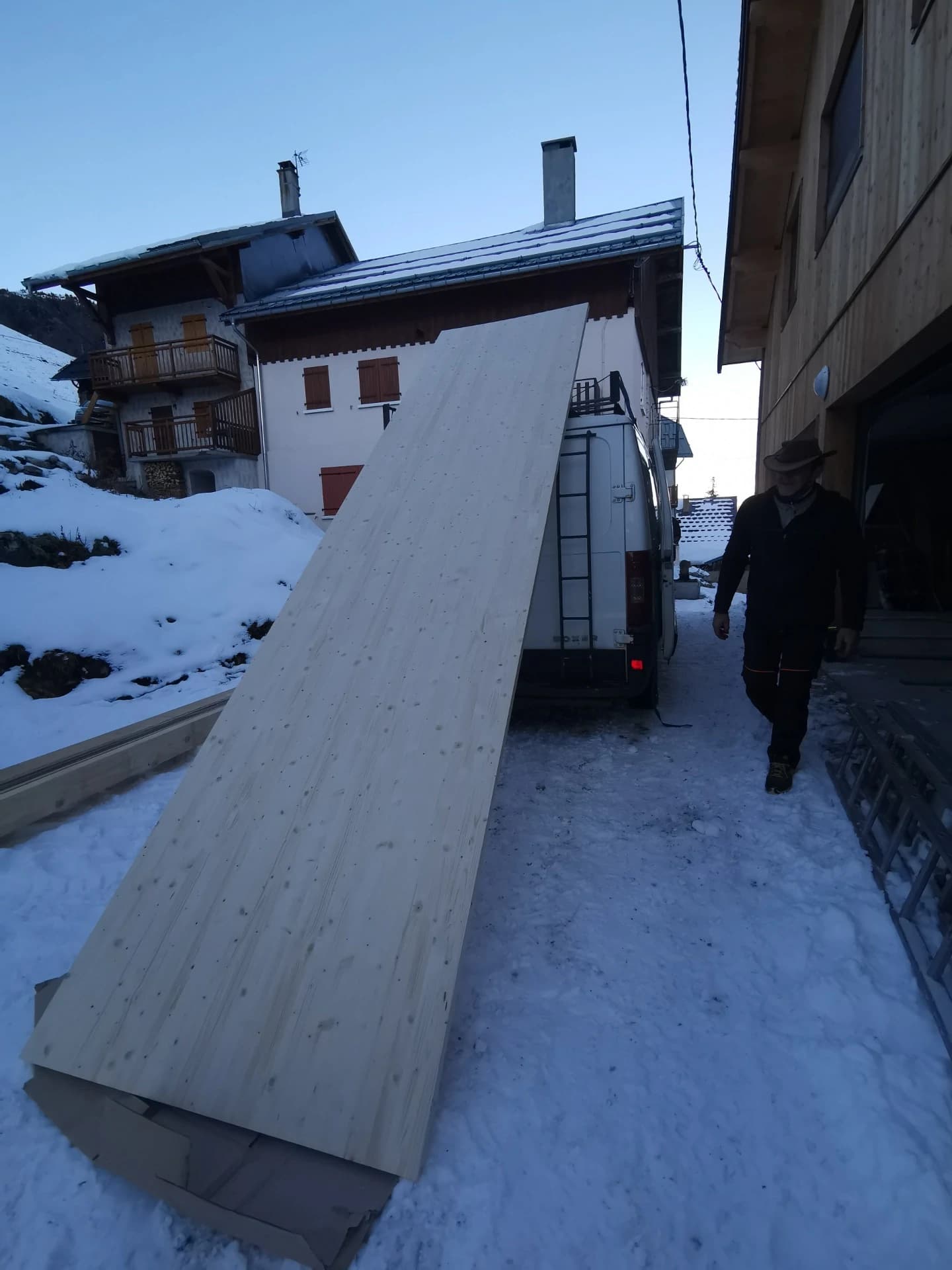 C'est à partir de ces 2 panneaux de lamellé-collé que seront réalisés le toboggan et l'escalier