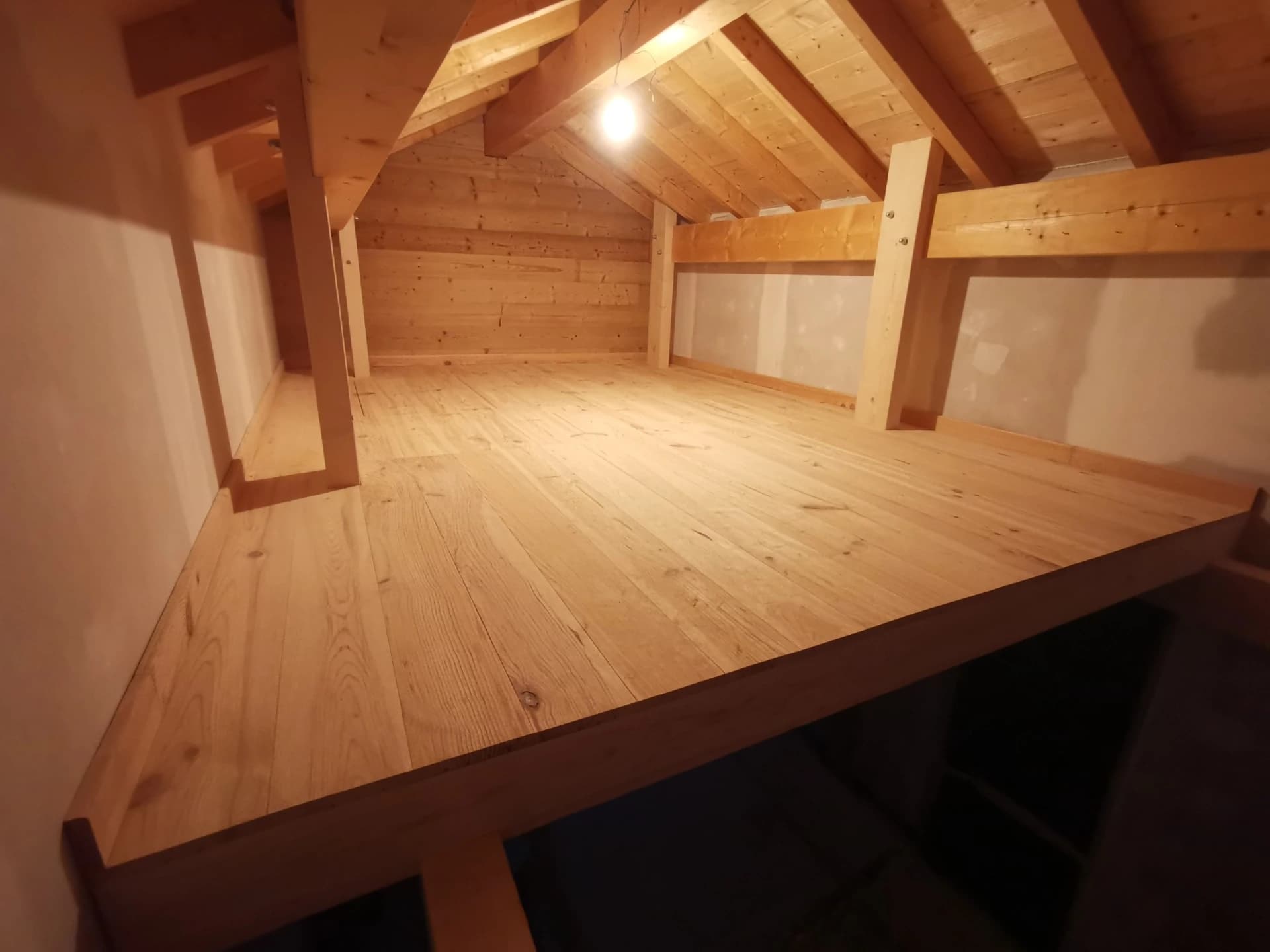 Le parquet et les plinthes finis, avant ponçage. Des plinthes seront ajoutés autour des moises