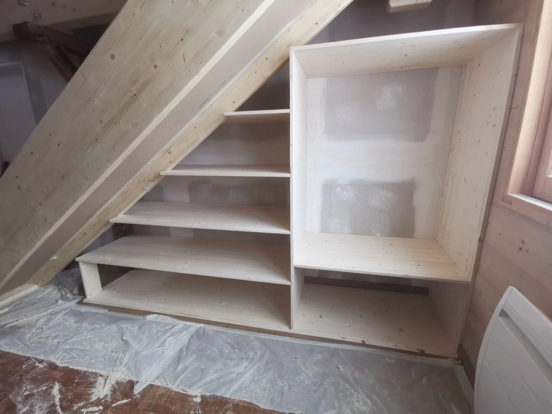 Bibliothèque et penderie sur-mesure à Celliers – vue du chantier 8