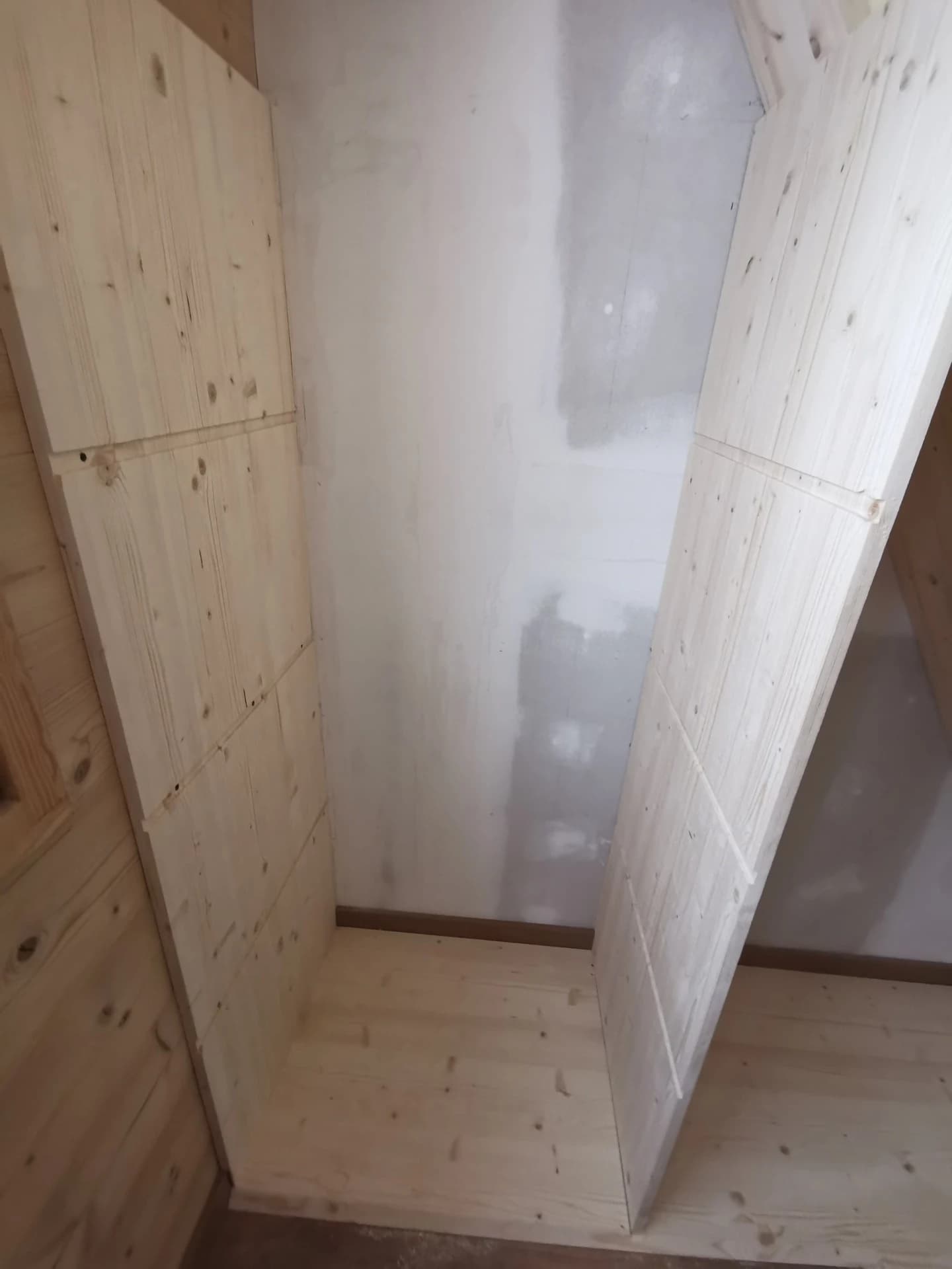 Le meuble de rangement sous l'escalier