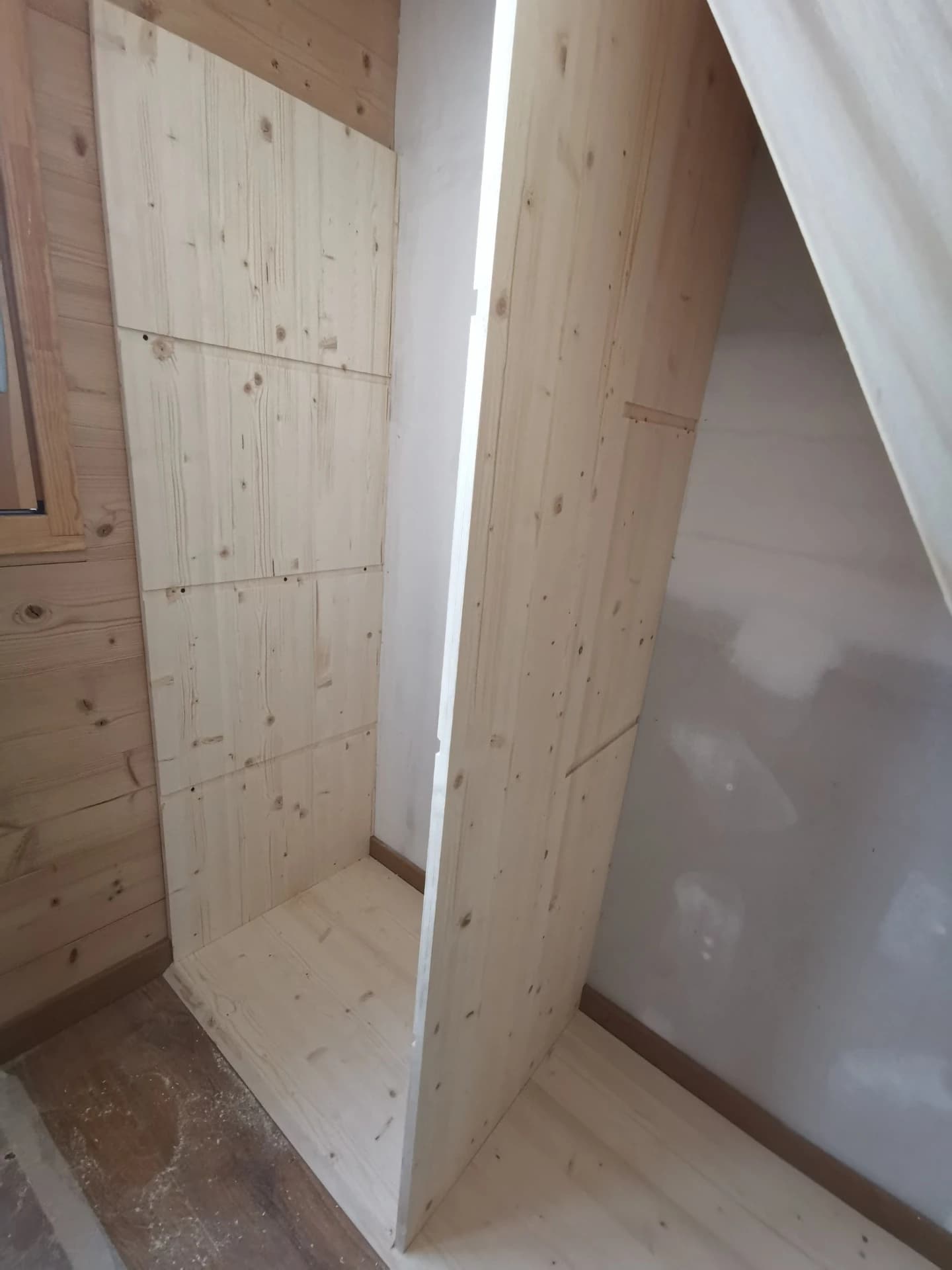 Bibliothèque et penderie sur-mesure à Celliers – vue du chantier 5