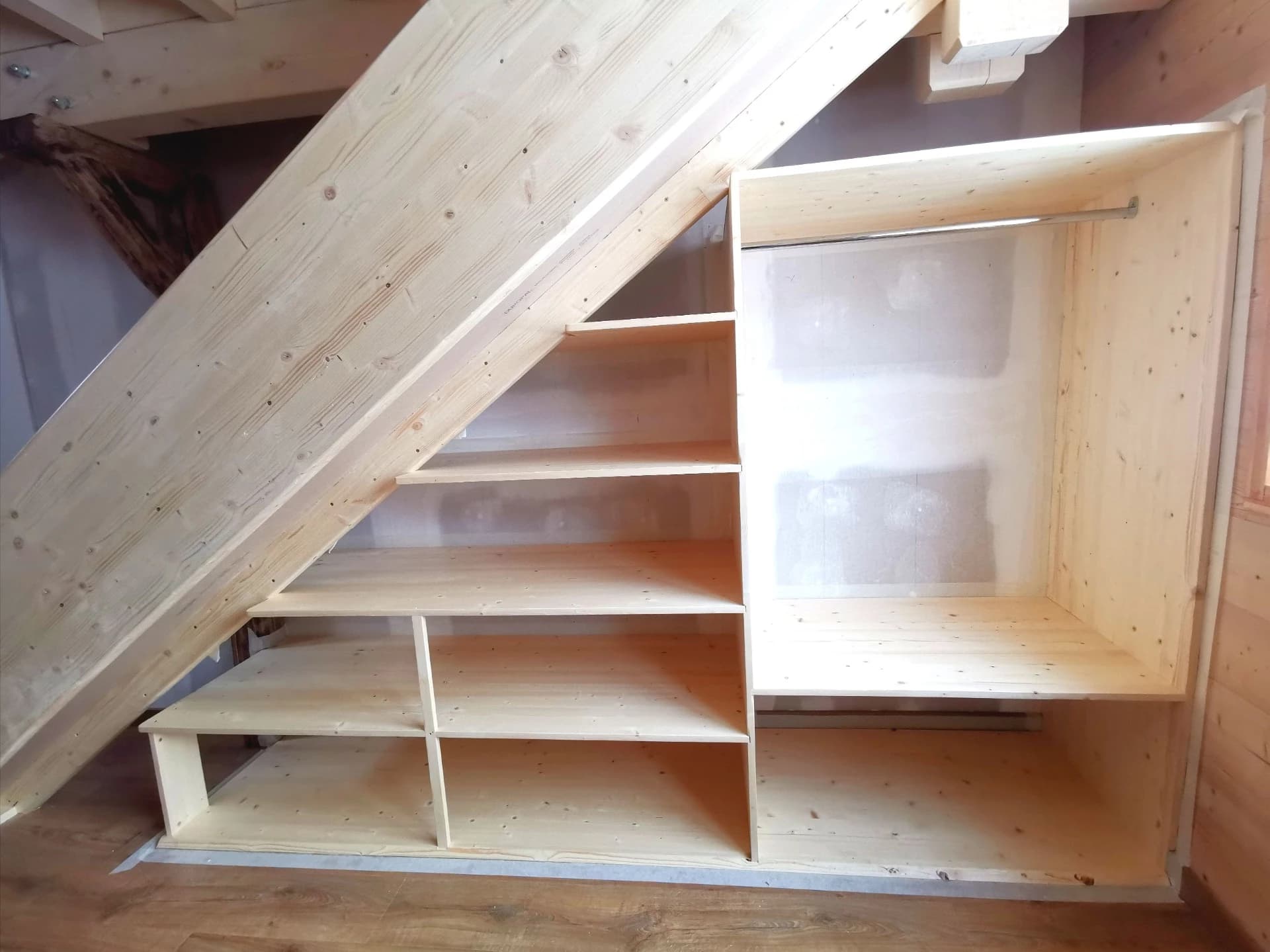 Bibliothèque et penderie sur-mesure à Celliers – vue du chantier 11