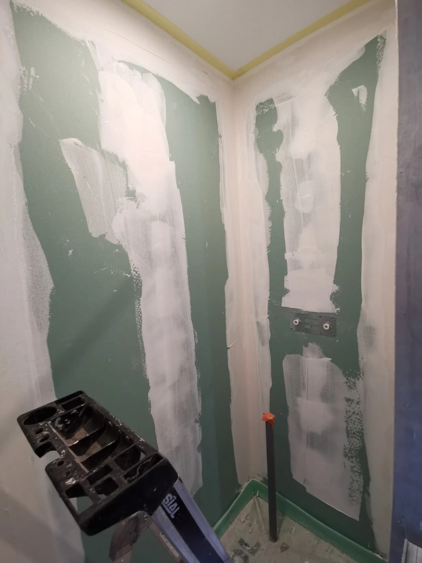 La zone de douche qui recevra l'étanchéité et le béton ciré