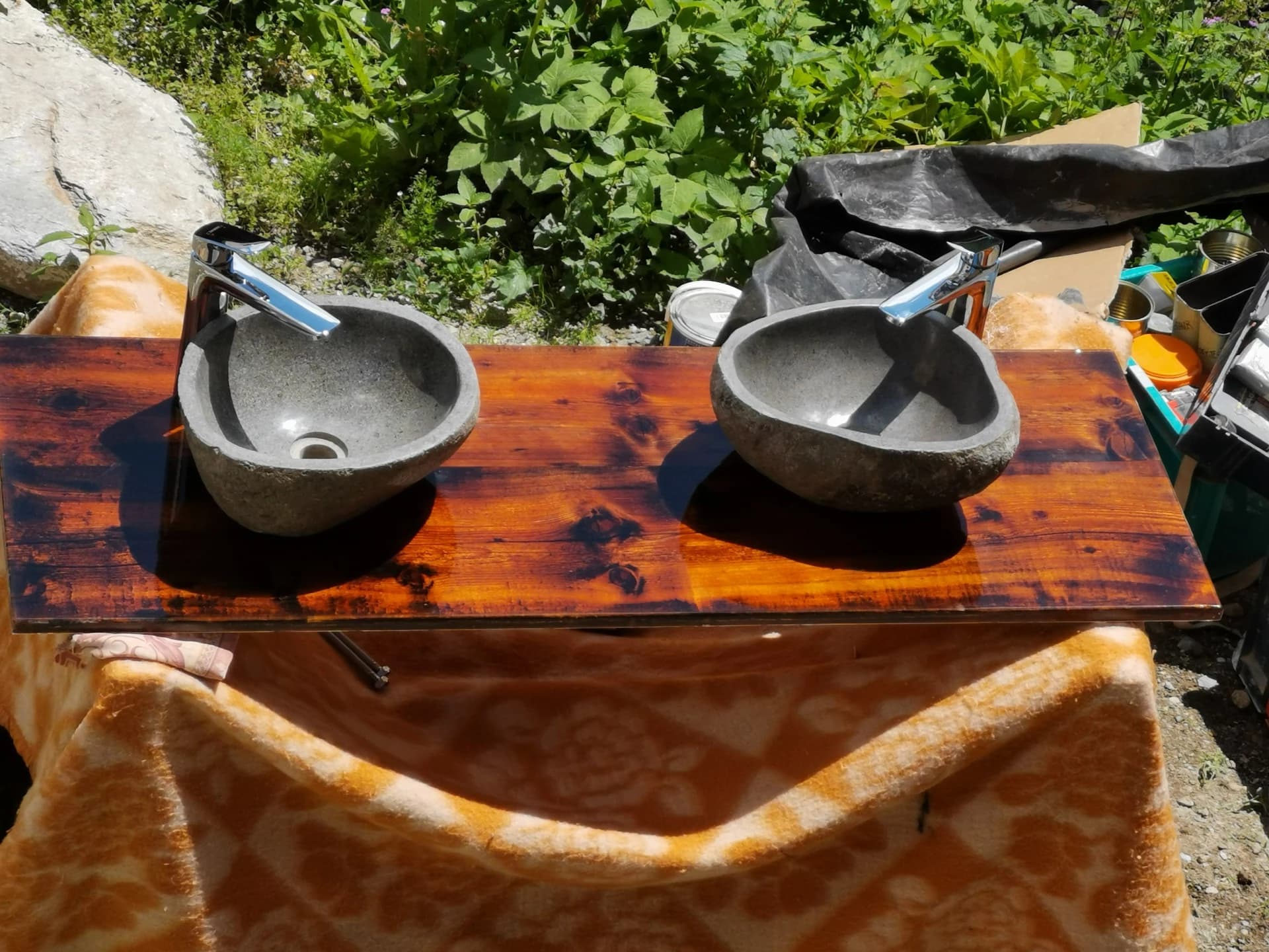 Meuble vasque sur-mesure en vieux bois à Celliers – vue du chantier 12