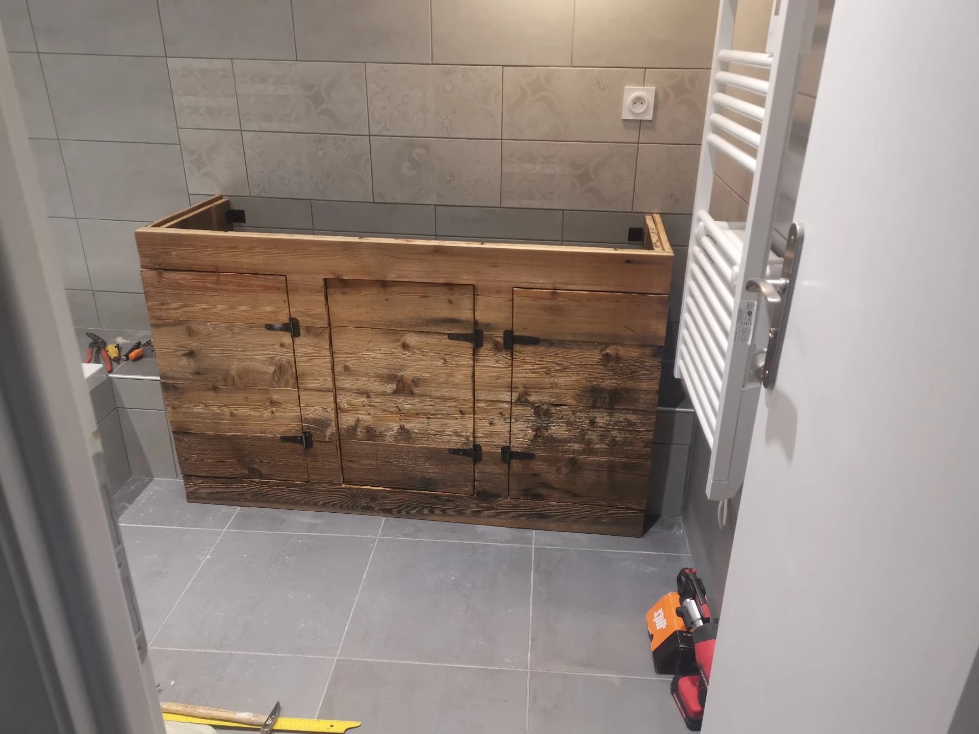 Meuble vasque sur-mesure en vieux bois à Celliers – vue du chantier 9