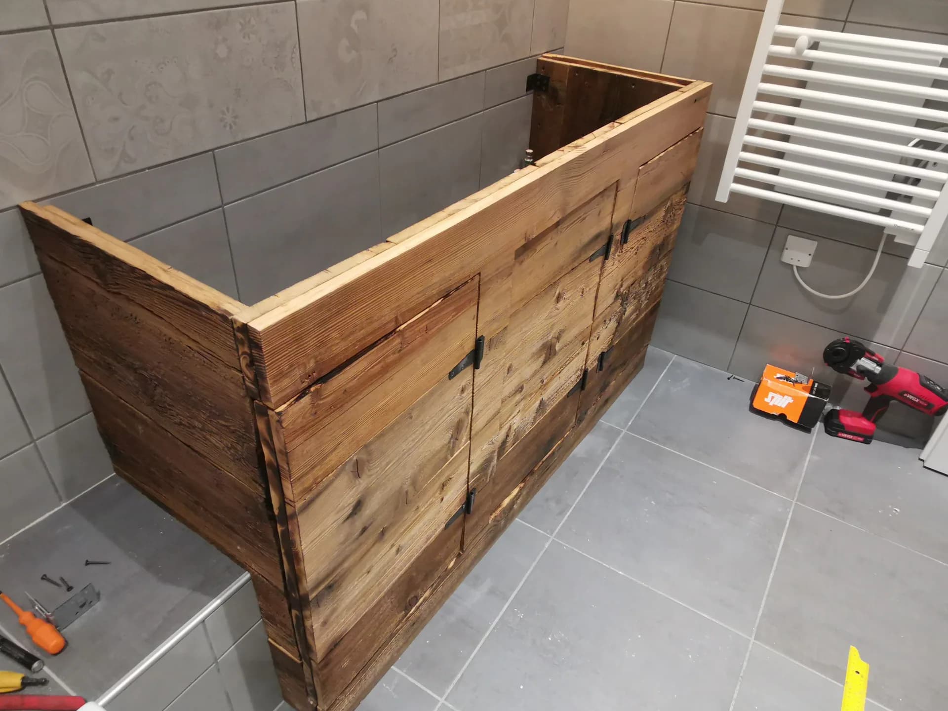 Meuble vasque sur-mesure en vieux bois à Celliers – vue du chantier 10