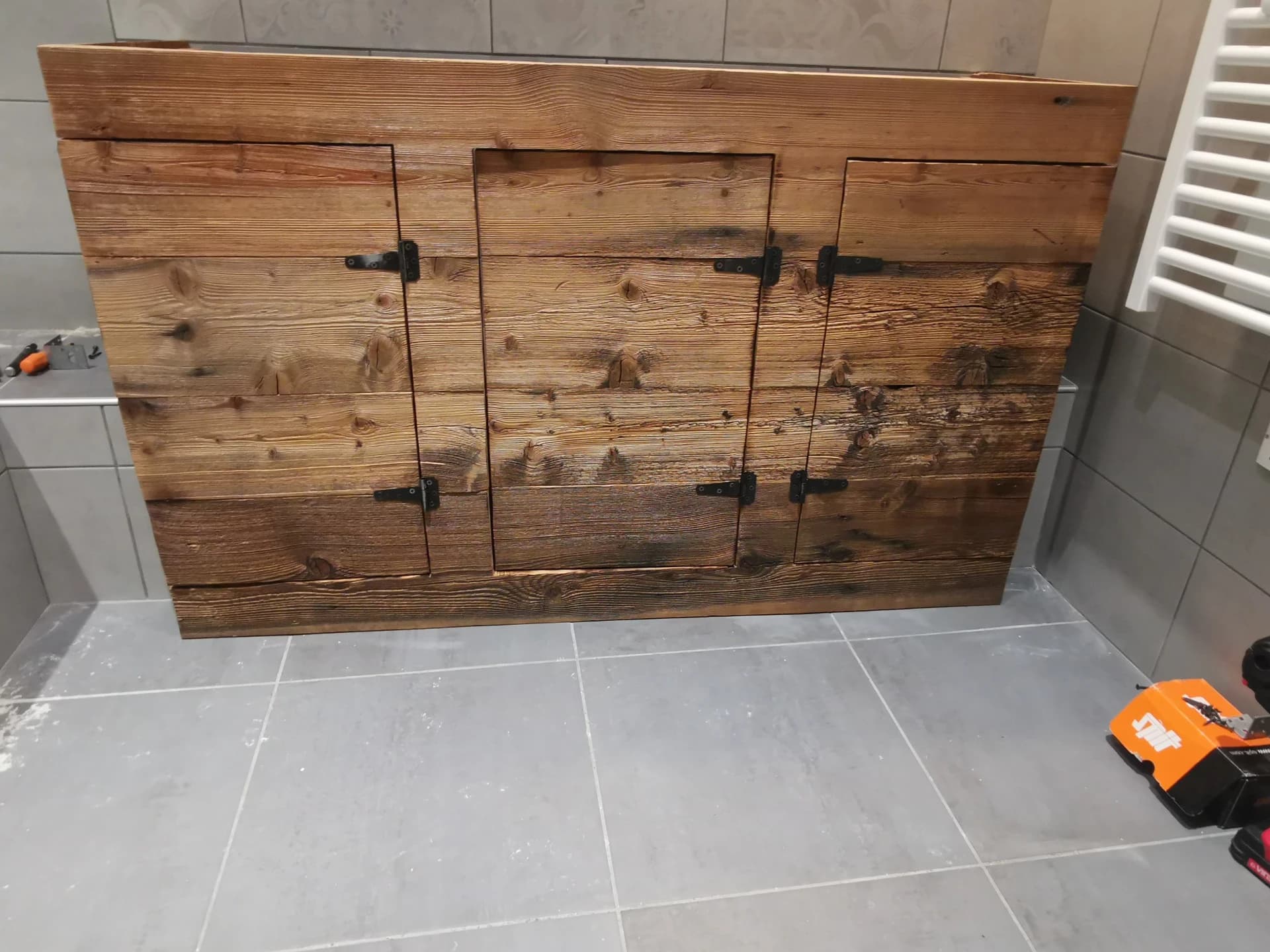 Meuble vasque sur-mesure en vieux bois à Celliers – vue du chantier 11