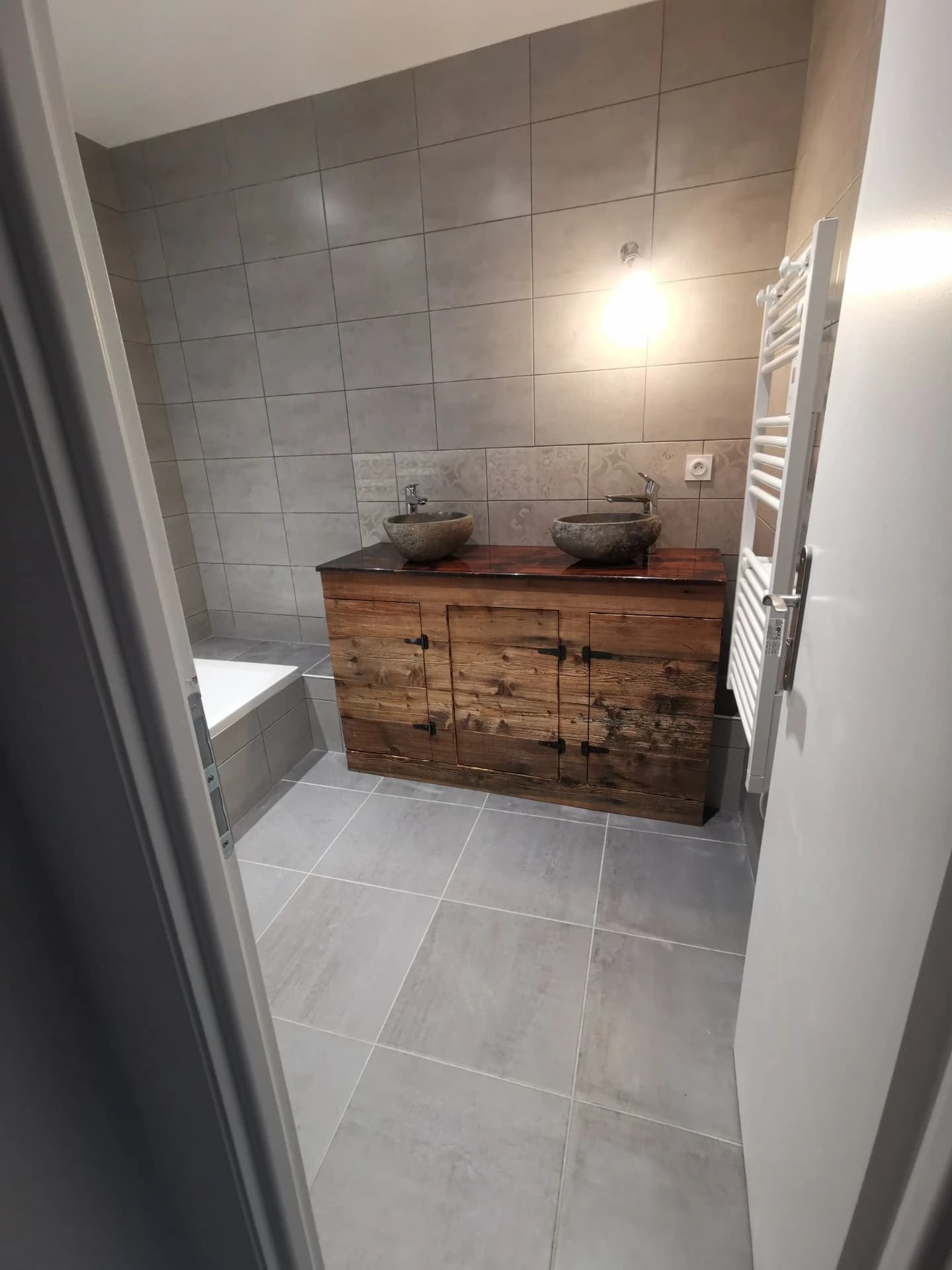 Meuble vasque sur-mesure en vieux bois à Celliers – vue du chantier 15