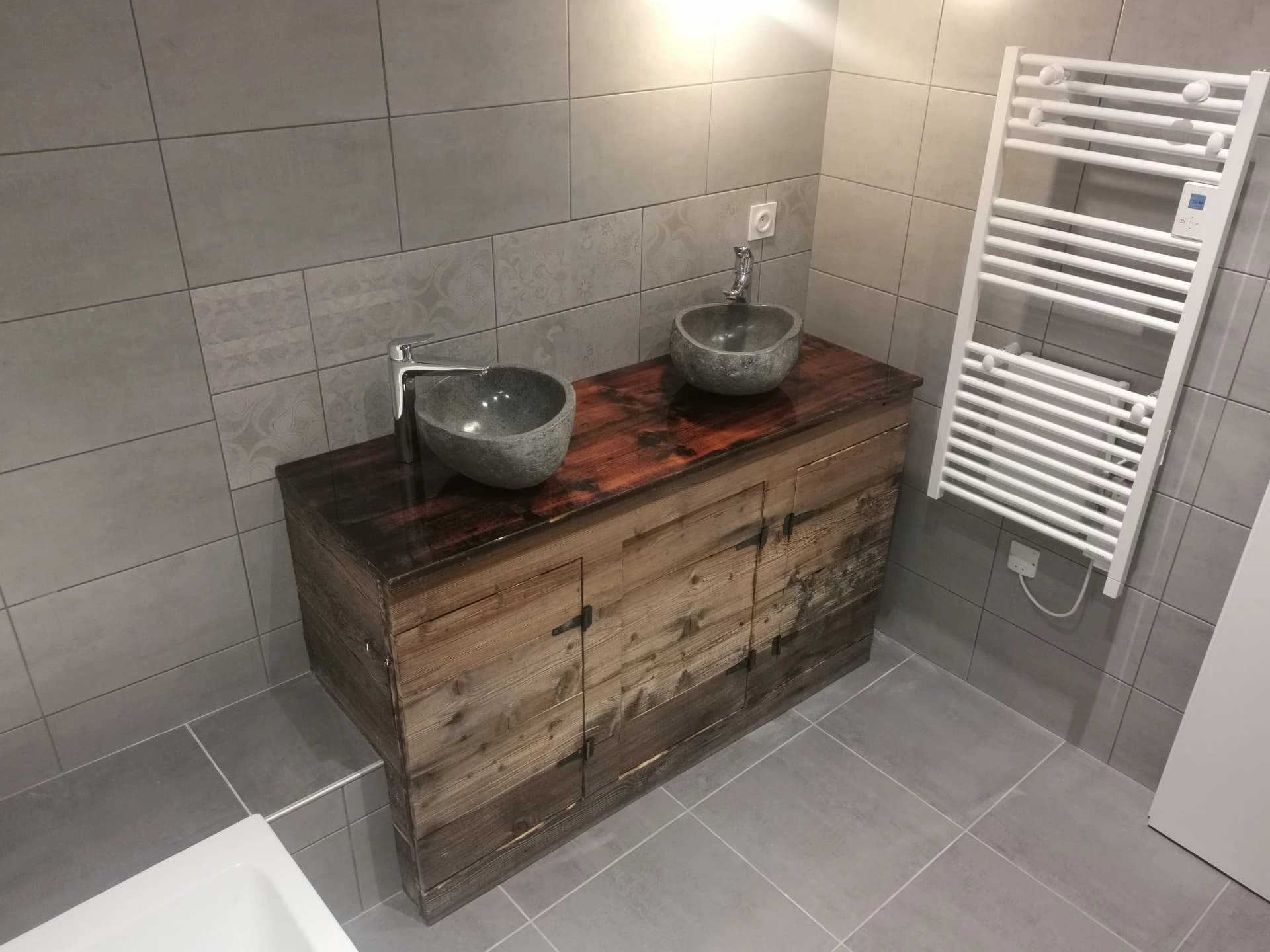 Meuble vasque sur-mesure en vieux bois à Celliers – vue du chantier 14